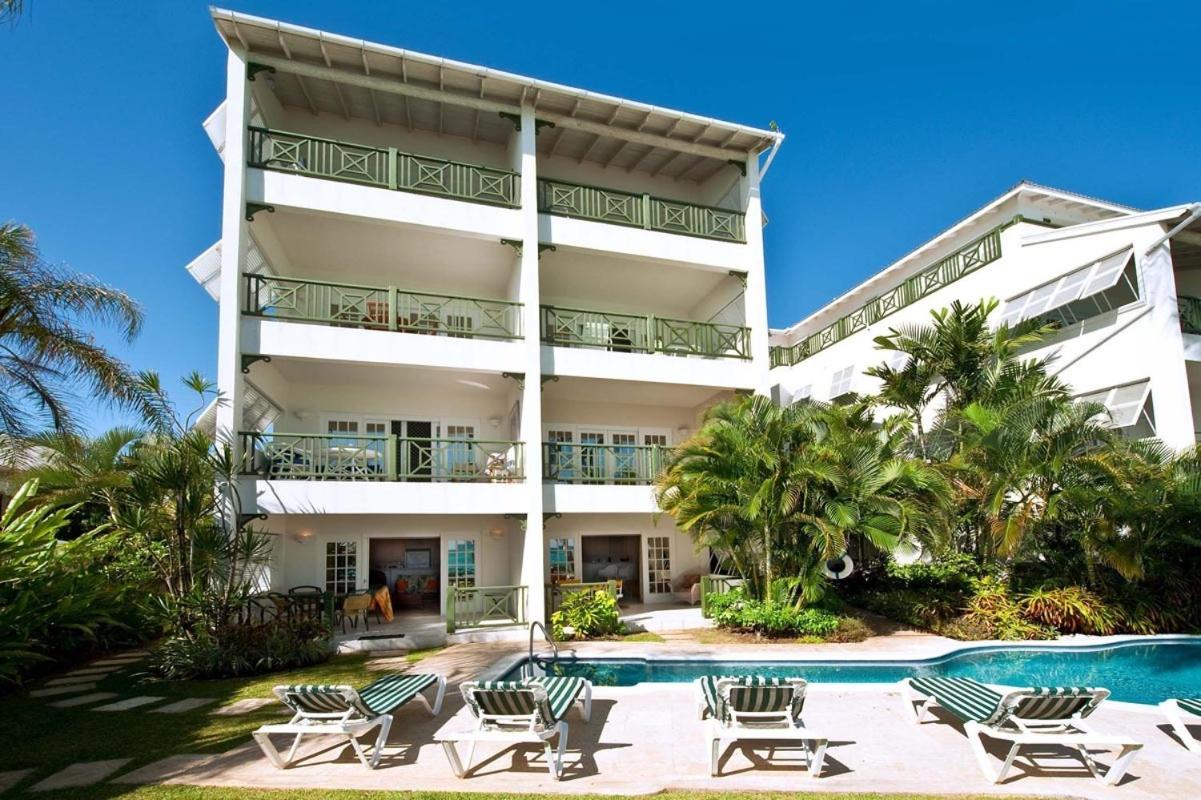 Casual Beachfront Studio with Pool apts by Bluescape
