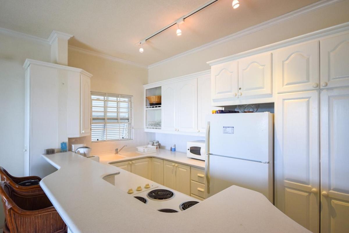 Casual Beachfront Studio with Pool apts by Bluescape