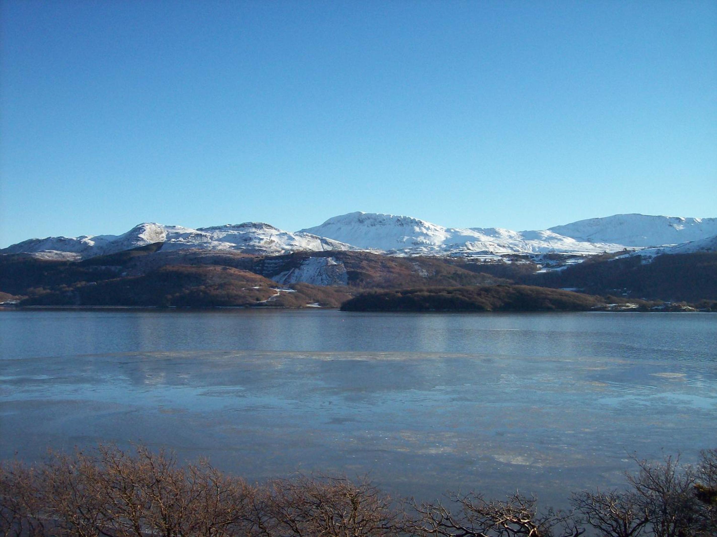 Y Swdio, Ferm Glandwr view 2