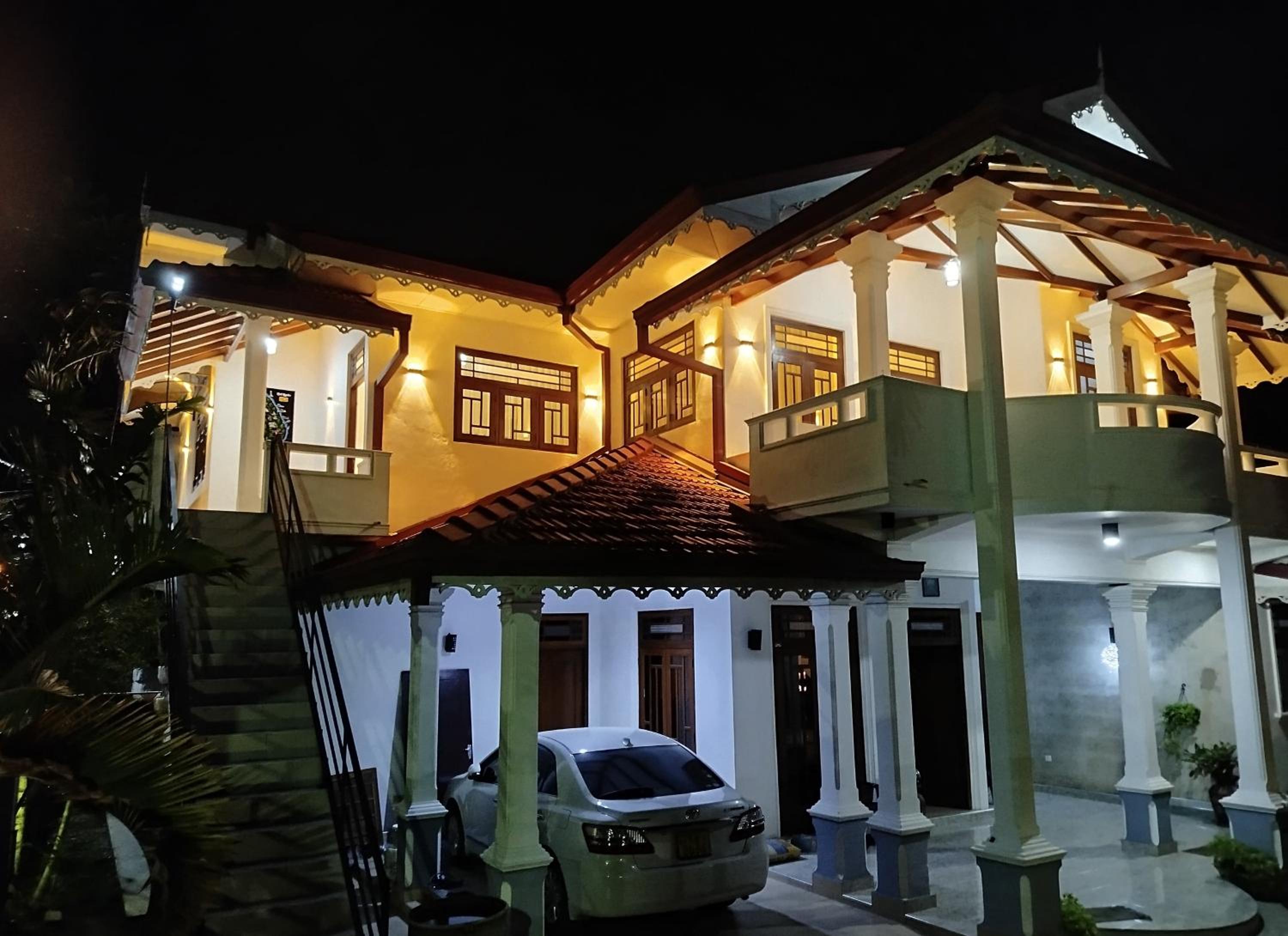 Cosy White Palace view 3