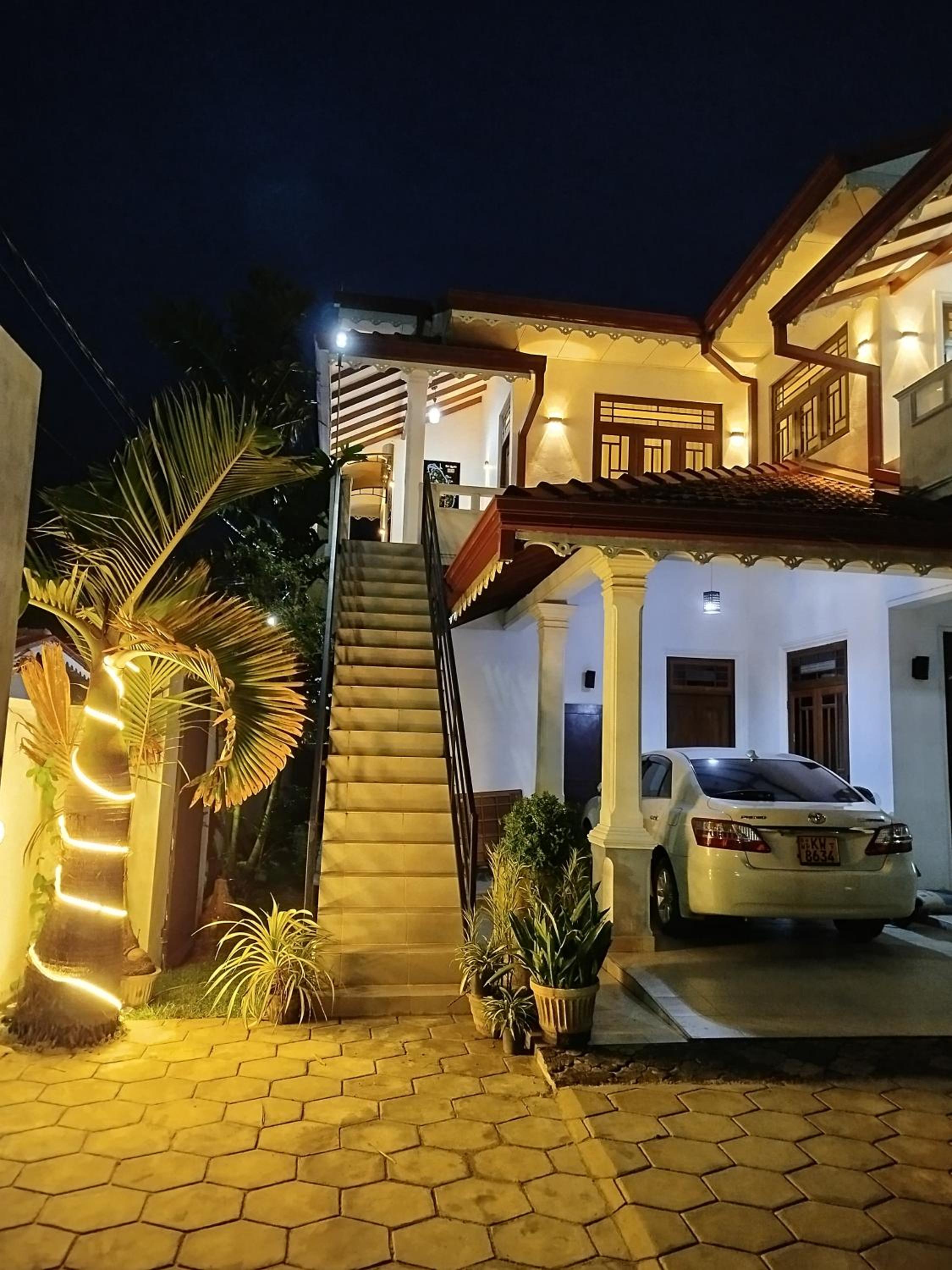 Cosy White Palace view 4