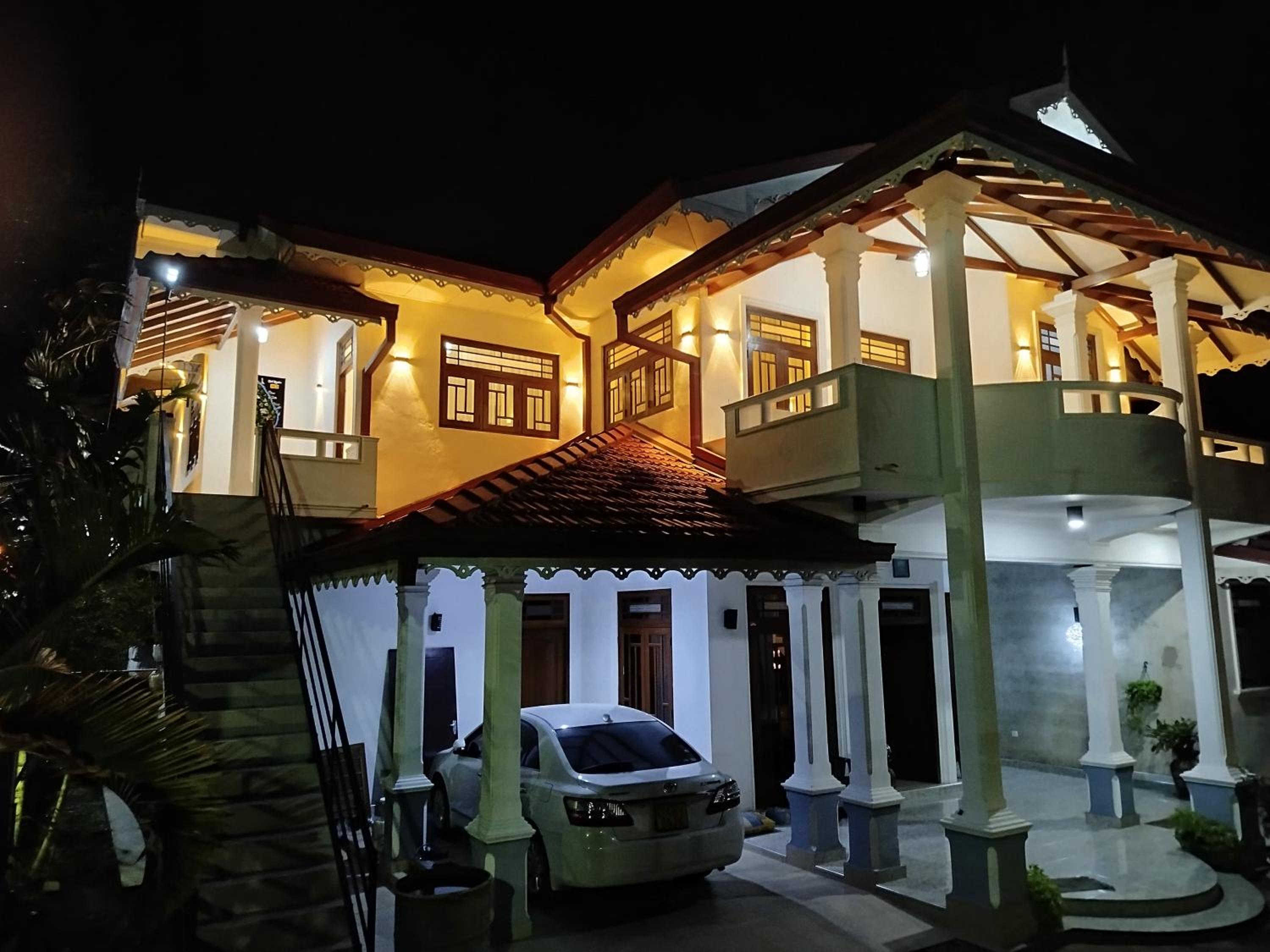 Cosy White Palace view 5