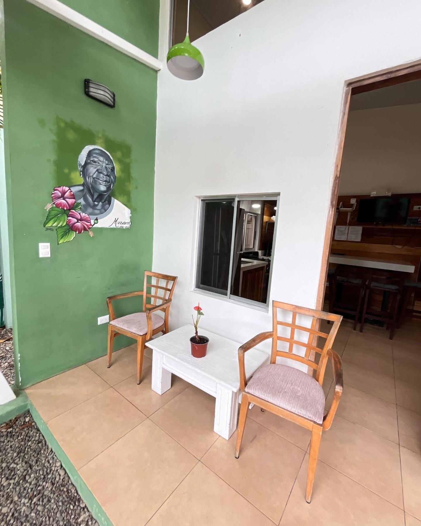 Casita Miss Sam en el Centro de Puerto Viejo