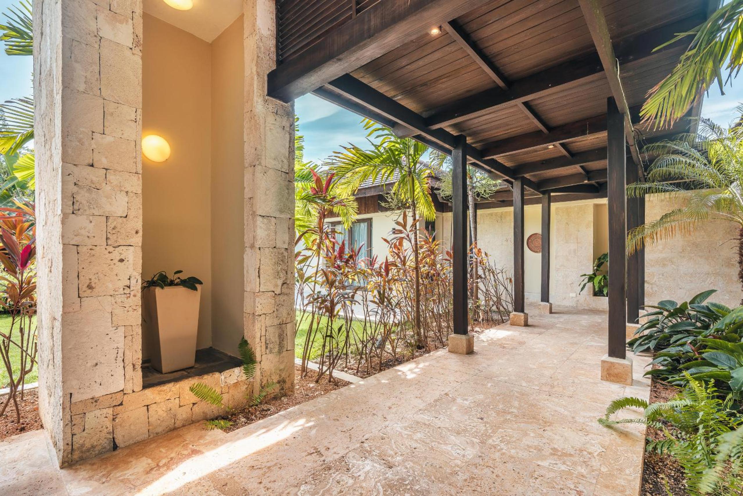 Amazing villa with pool maid jacuzzi in Cap Cana view 2