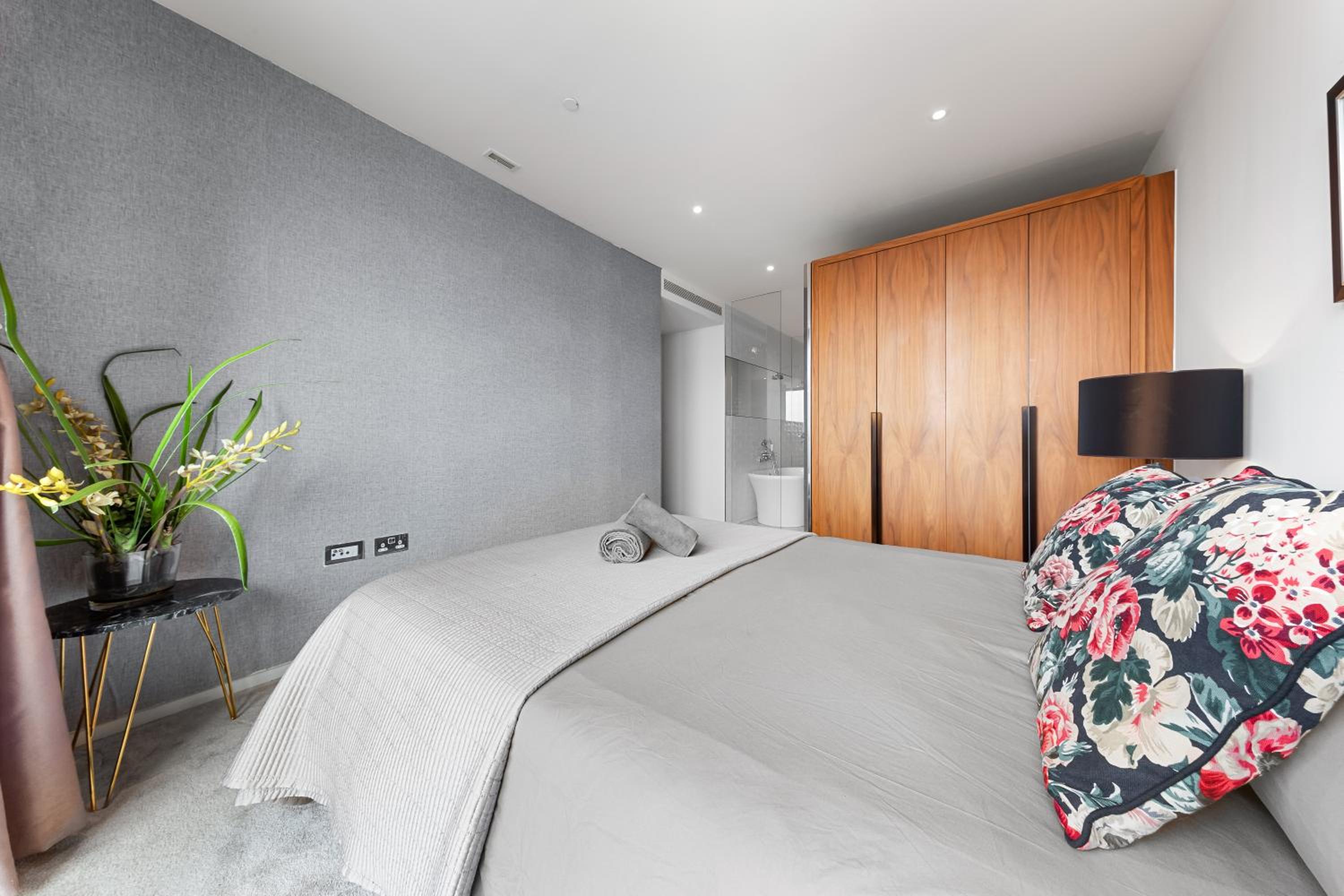 Central London Spectacular riverview two bedroom Luxury designer apartment-AC-Parking-WIFI-2 bathrooms