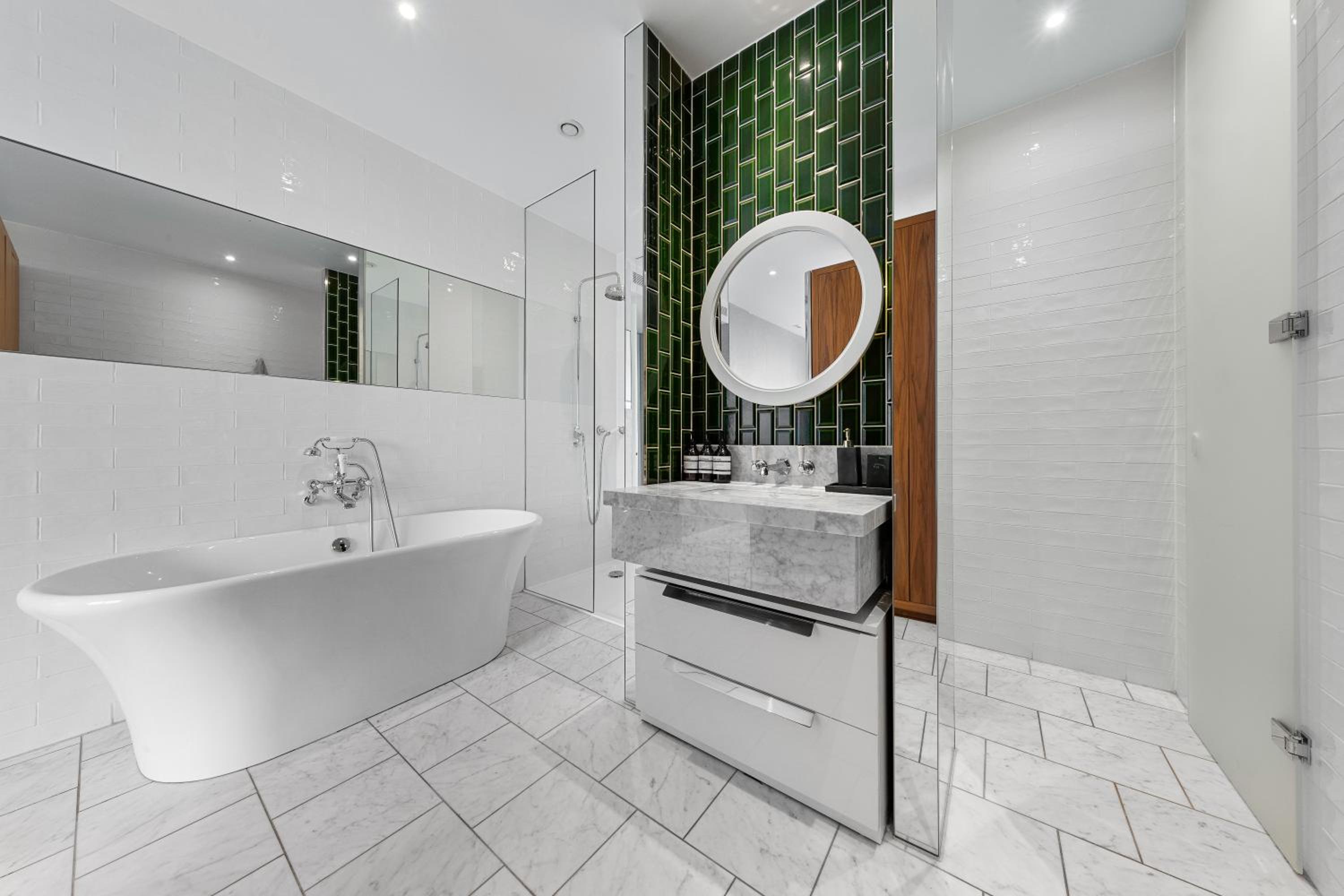 Central London Spectacular riverview two bedroom Luxury designer apartment-AC-Parking-WIFI-2 bathrooms