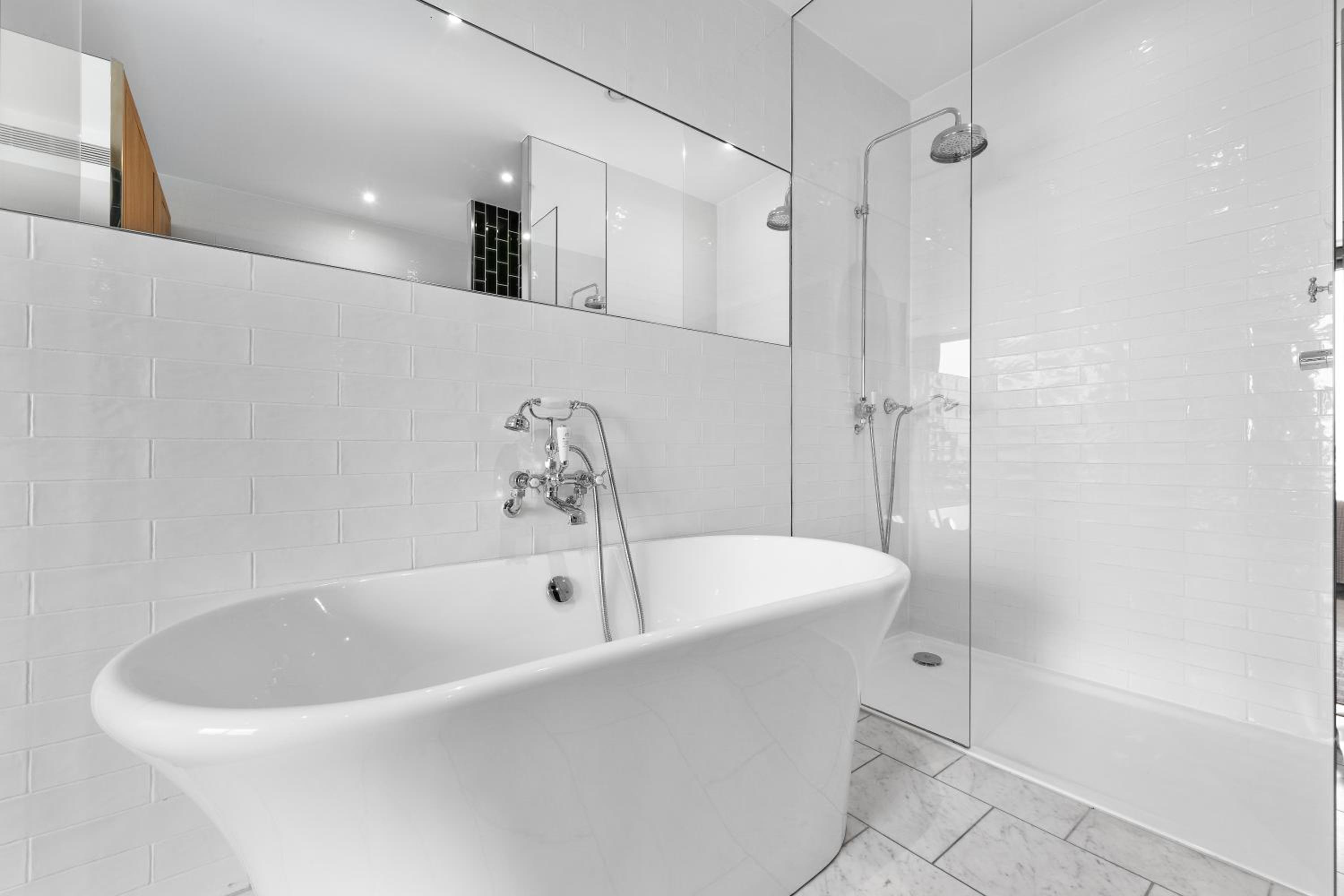 Central London Spectacular riverview two bedroom Luxury designer apartment-AC-Parking-WIFI-2 bathrooms