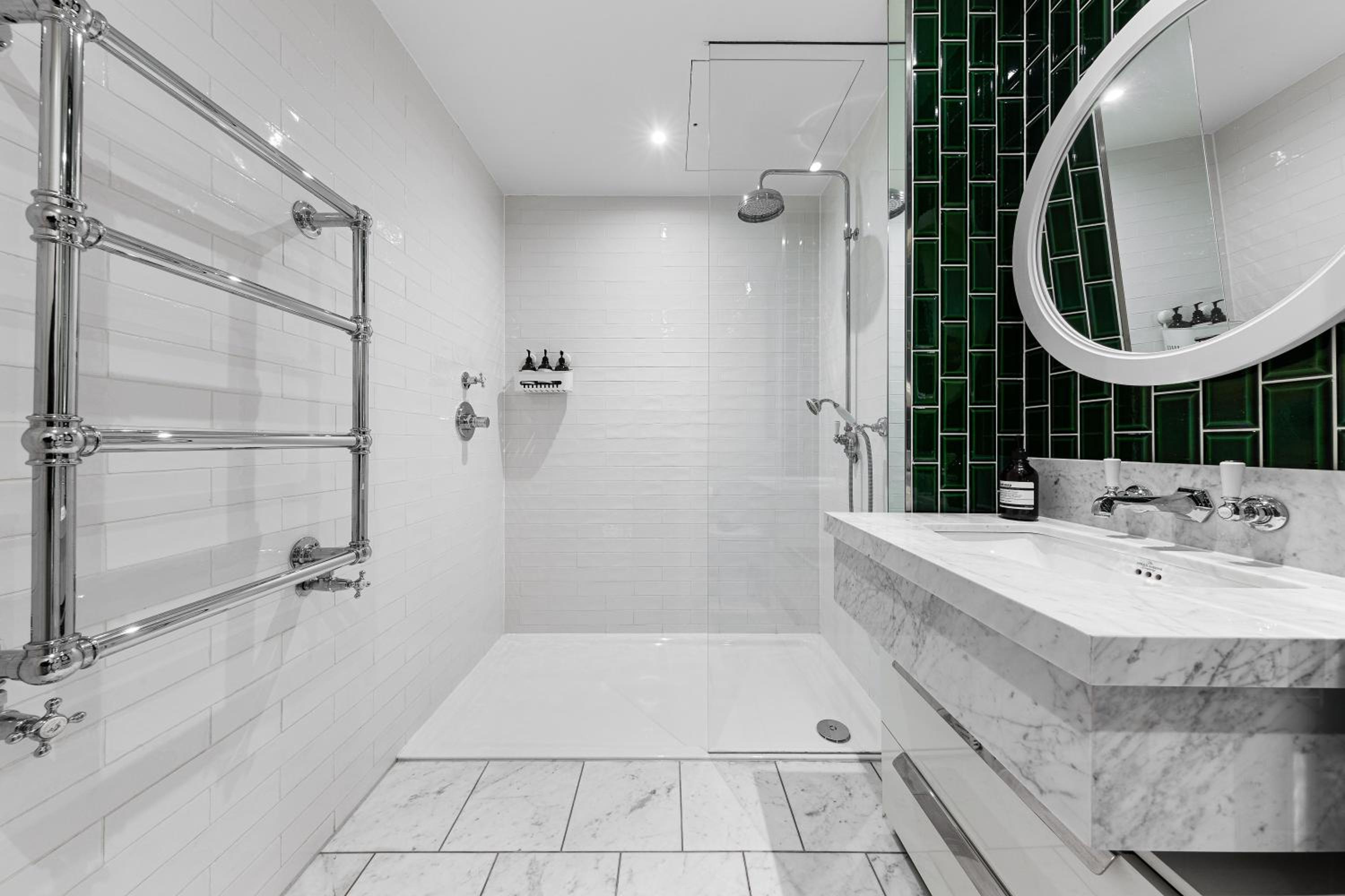 Central London Spectacular riverview two bedroom Luxury designer apartment-AC-Parking-WIFI-2 bathrooms