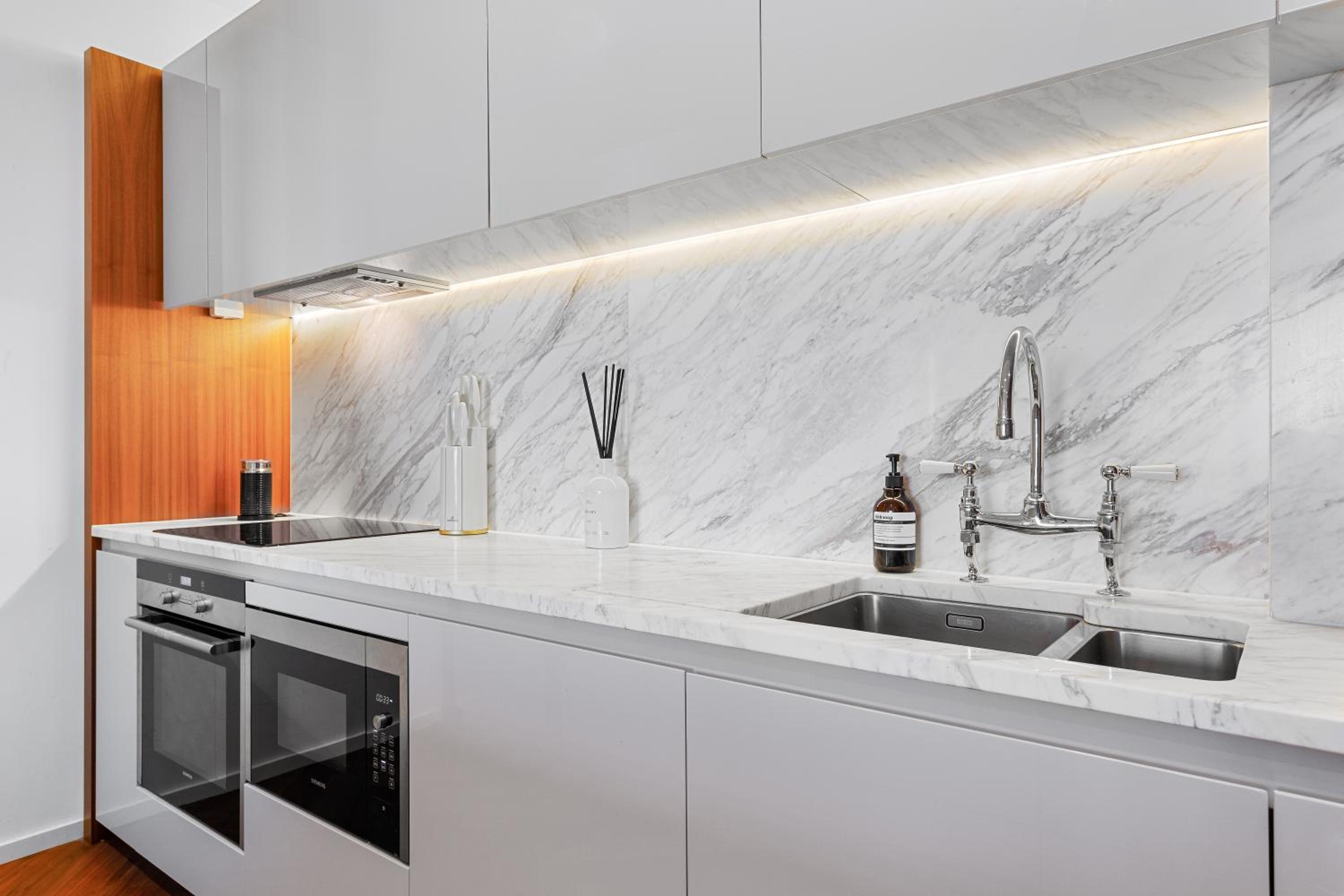 Central London Spectacular riverview two bedroom Luxury designer apartment-AC-Parking-WIFI-2 bathrooms