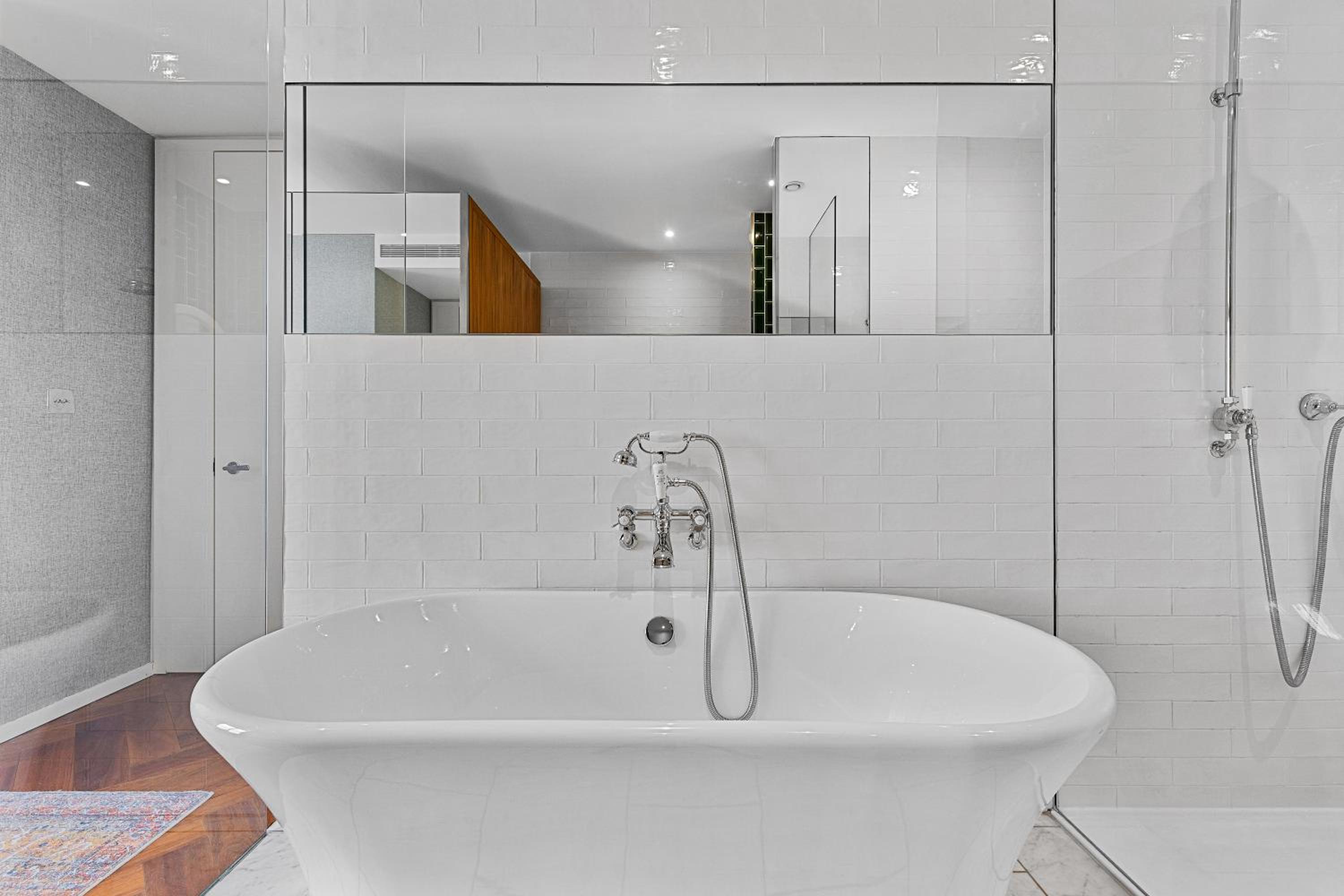 Central London Spectacular riverview two bedroom Luxury designer apartment-AC-Parking-WIFI-2 bathrooms