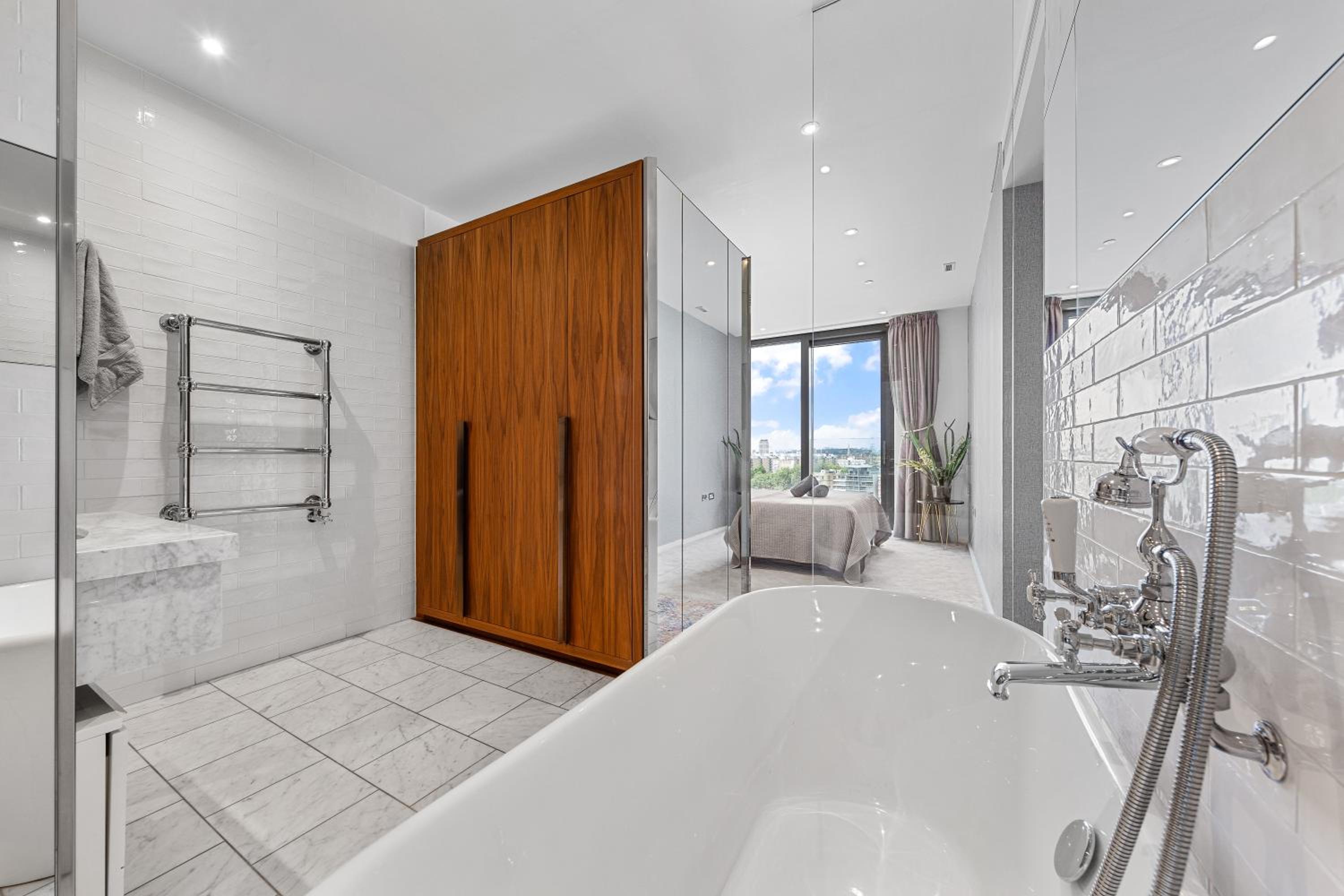 Central London Spectacular riverview two bedroom Luxury designer apartment-AC-Parking-WIFI-2 bathrooms