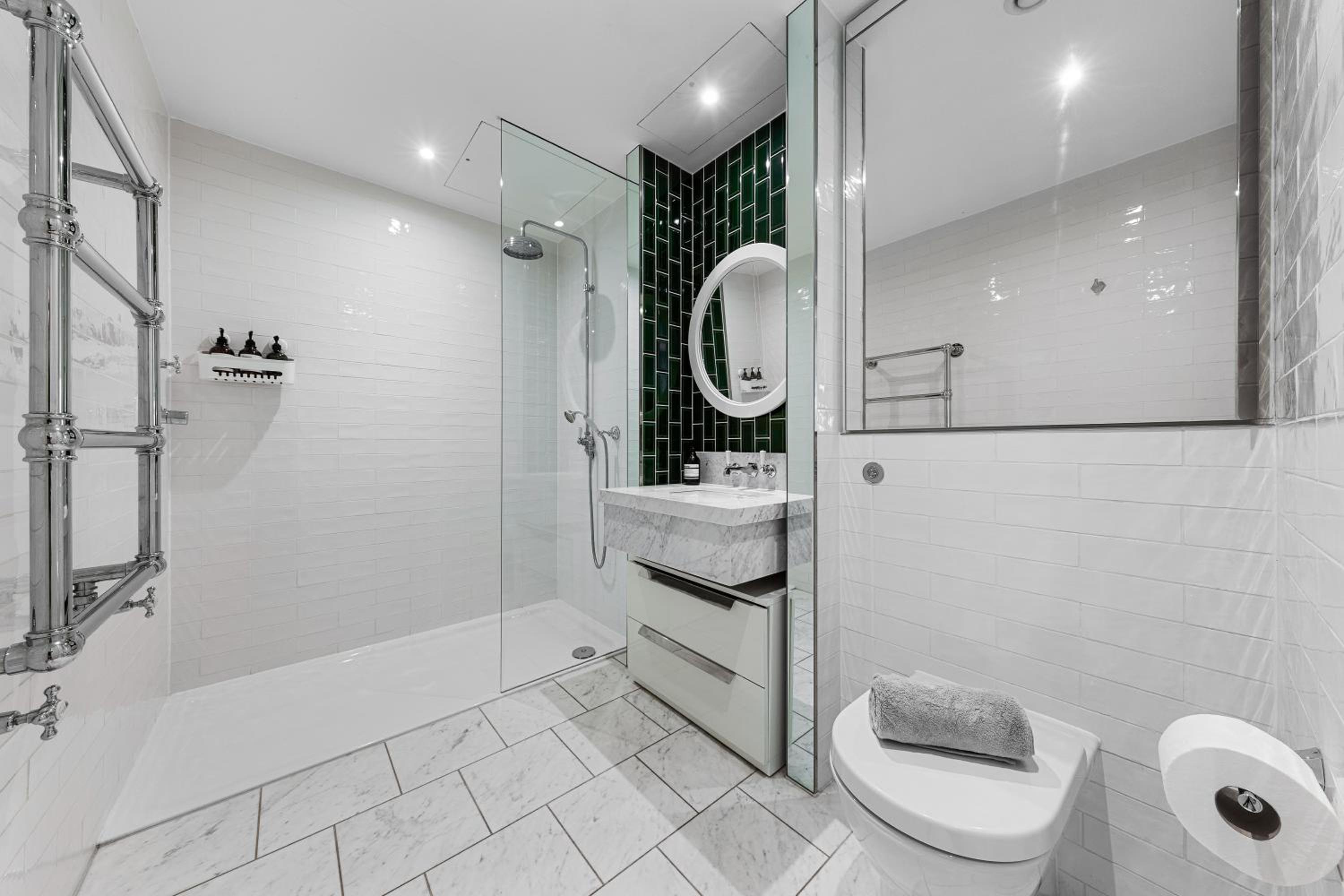 Central London Spectacular riverview two bedroom Luxury designer apartment-AC-Parking-WIFI-2 bathrooms