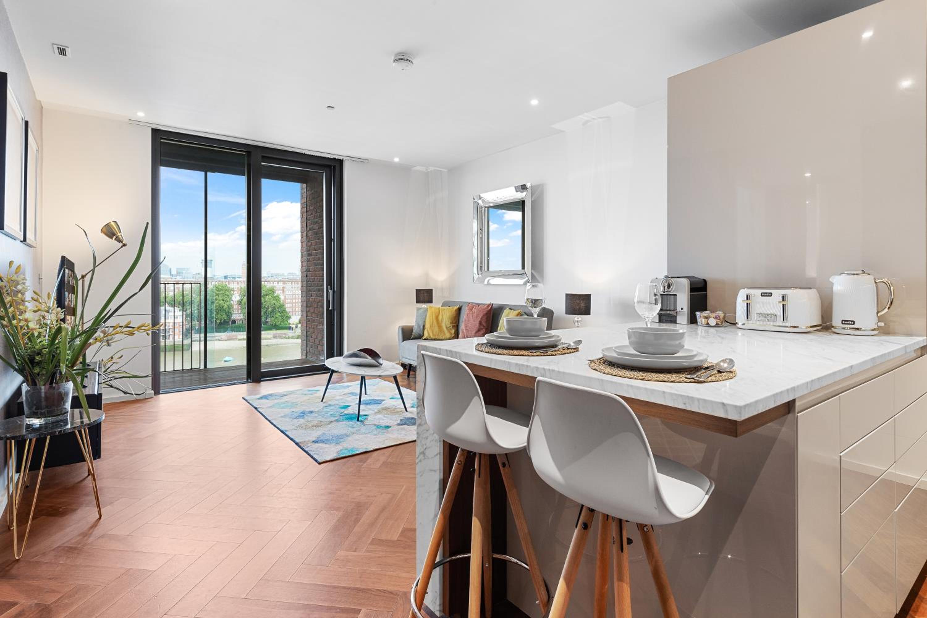 Central London Spectacular riverview two bedroom Luxury designer apartment-AC-Parking-WIFI-2 bathrooms