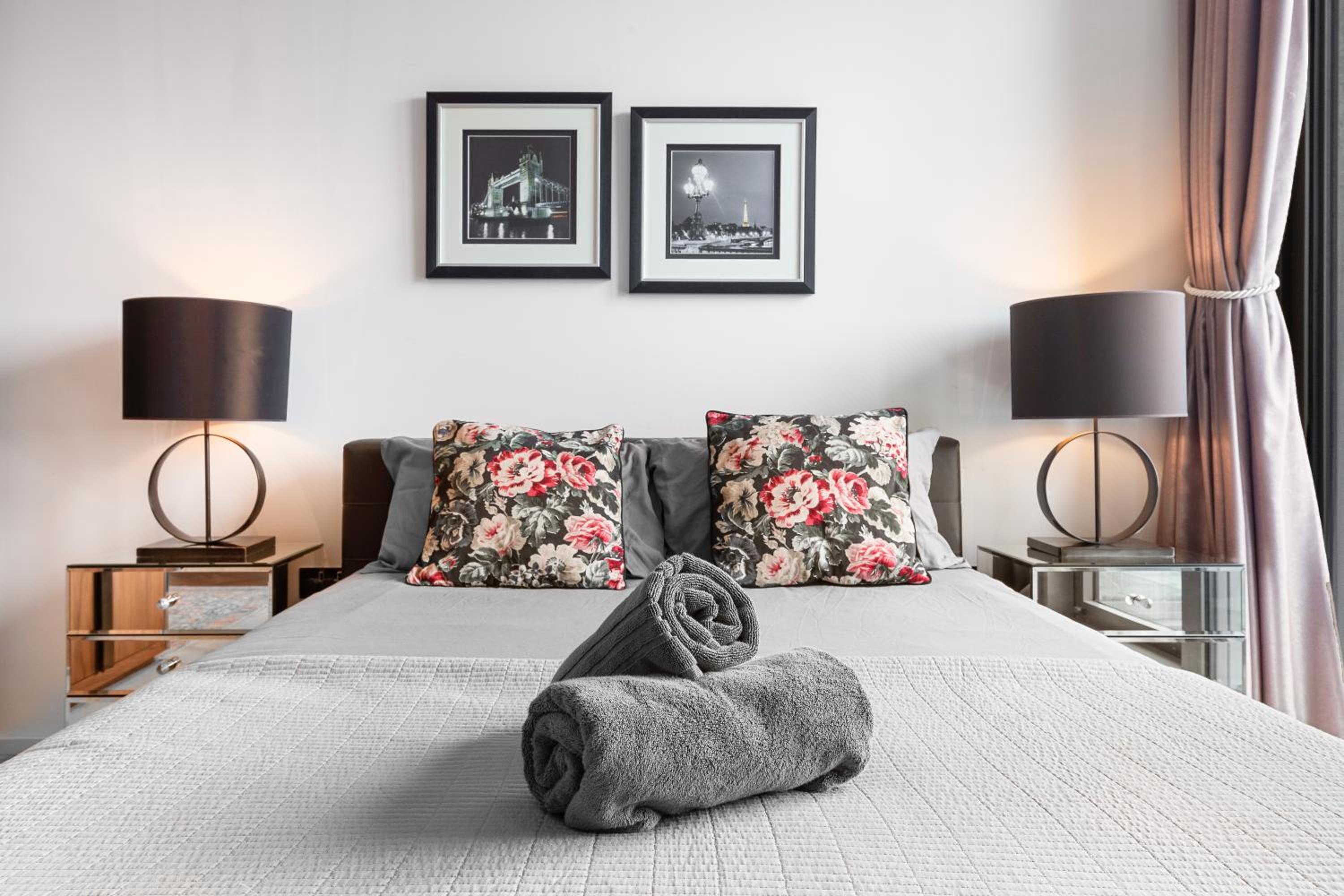 Central London Spectacular riverview two bedroom Luxury designer apartment-AC-Parking-WIFI-2 bathrooms