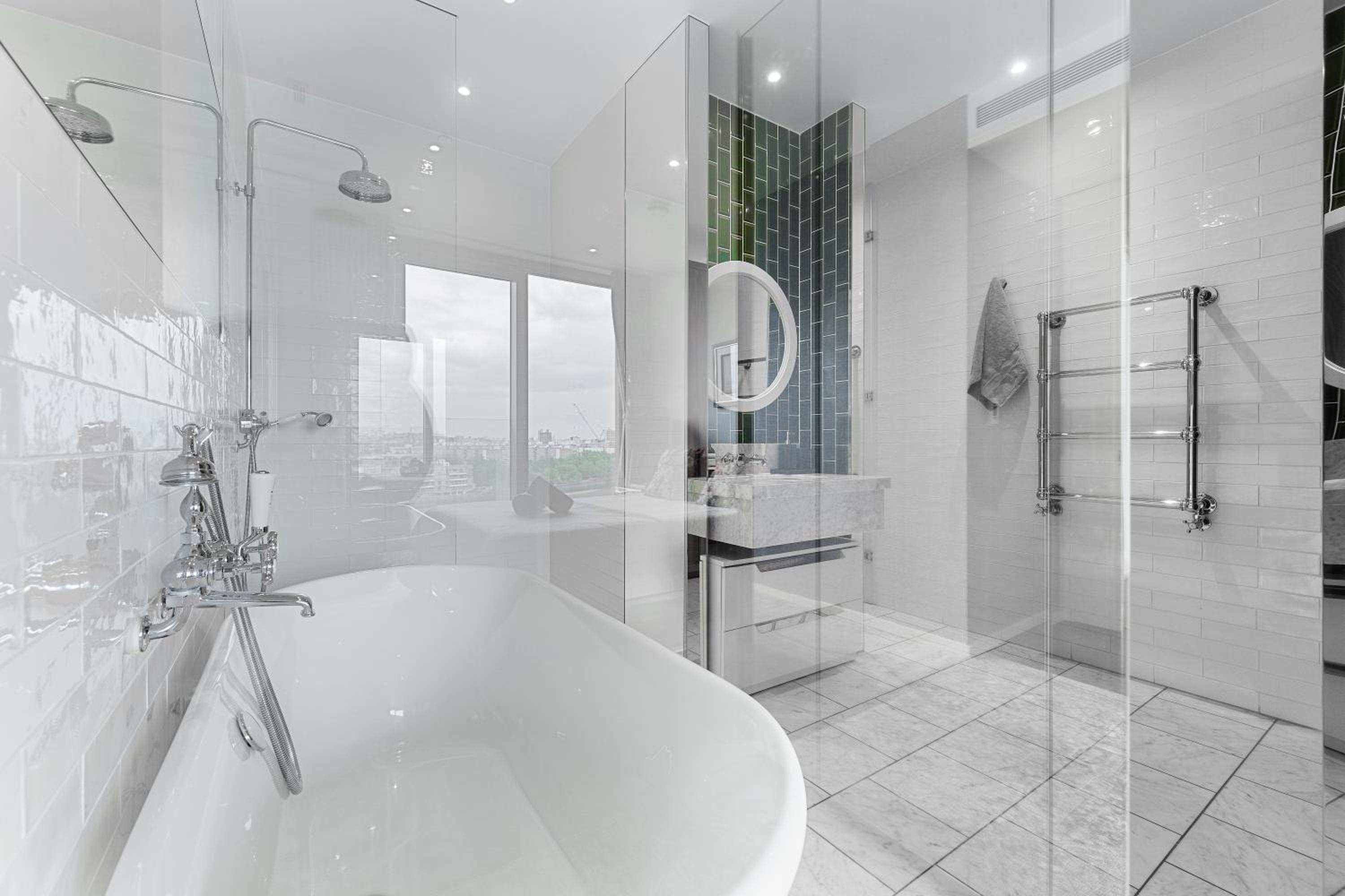 Central London Spectacular riverview two bedroom Luxury designer apartment-AC-Parking-WIFI-2 bathrooms