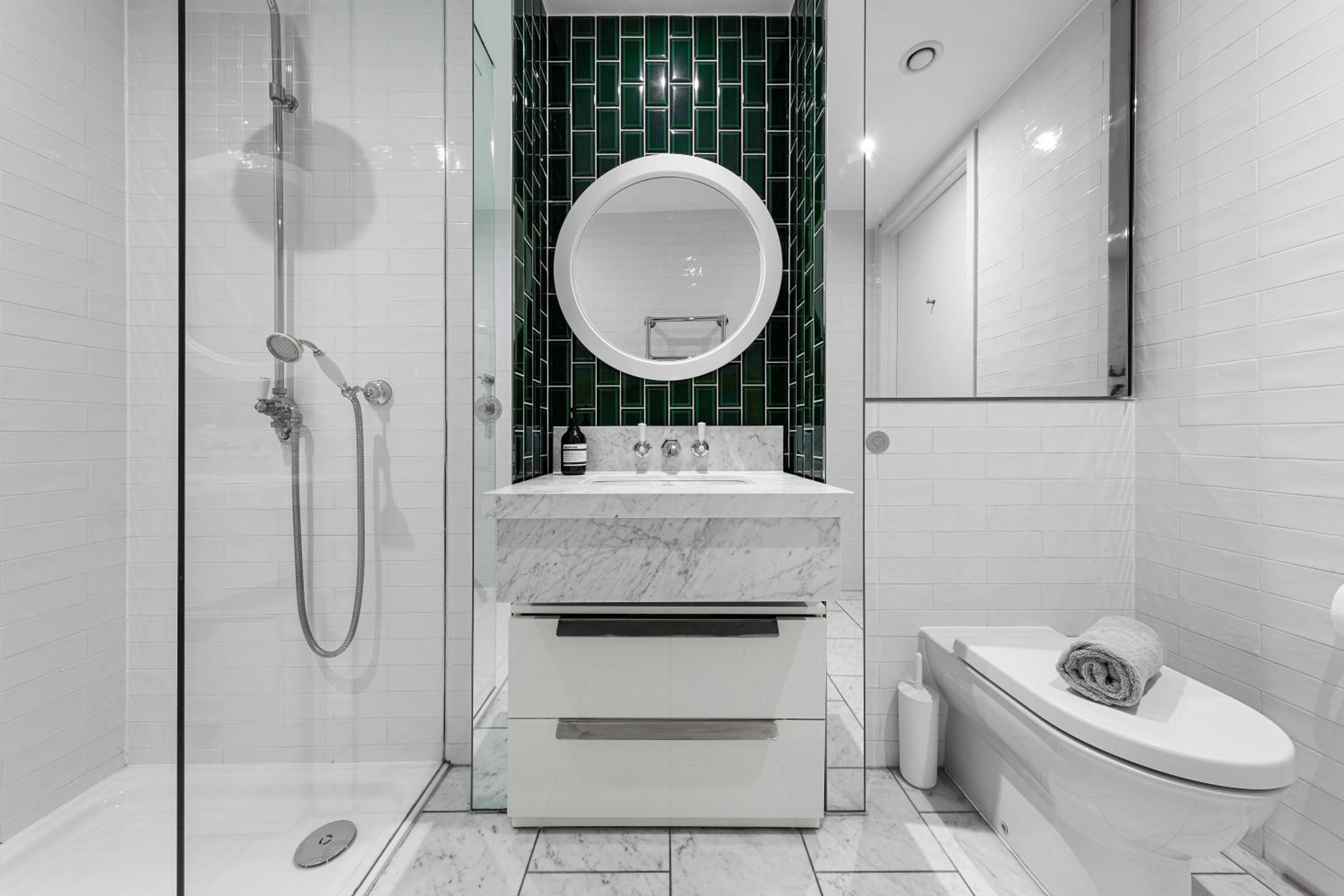 Central London Spectacular riverview two bedroom Luxury designer apartment-AC-Parking-WIFI-2 bathrooms