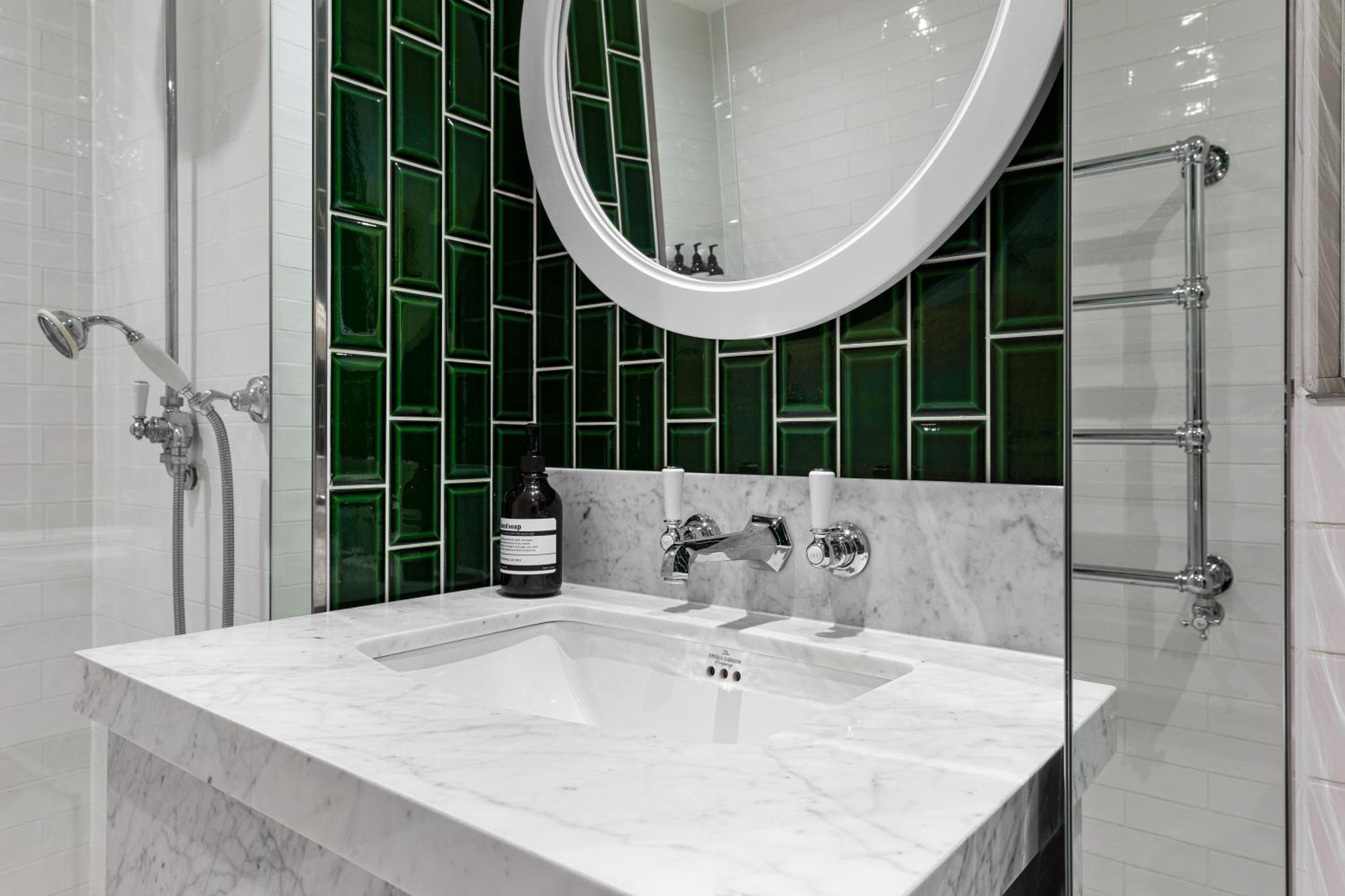 Central London Spectacular riverview two bedroom Luxury designer apartment-AC-Parking-WIFI-2 bathrooms