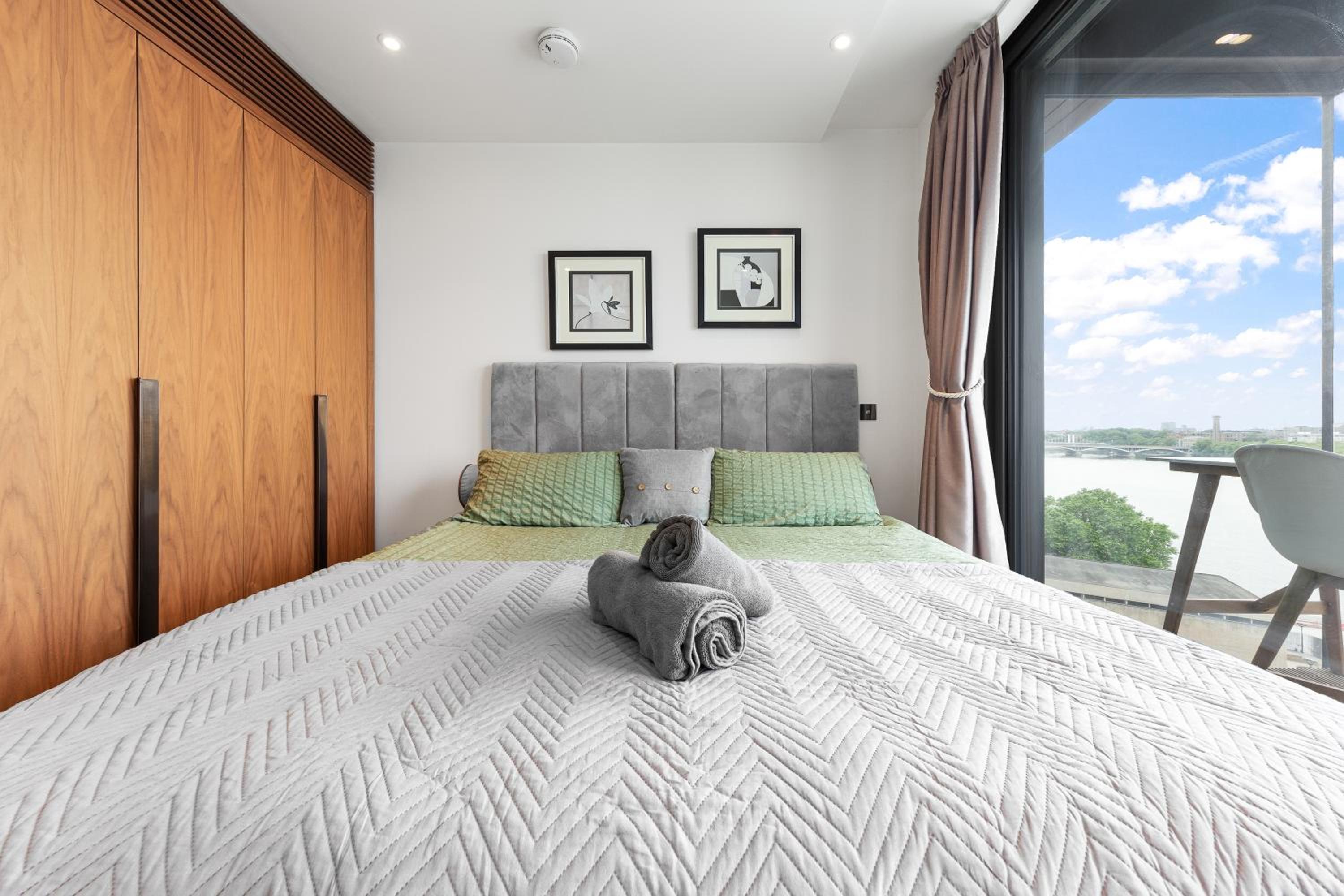 Central London Spectacular riverview two bedroom Luxury designer apartment-AC-Parking-WIFI-2 bathrooms