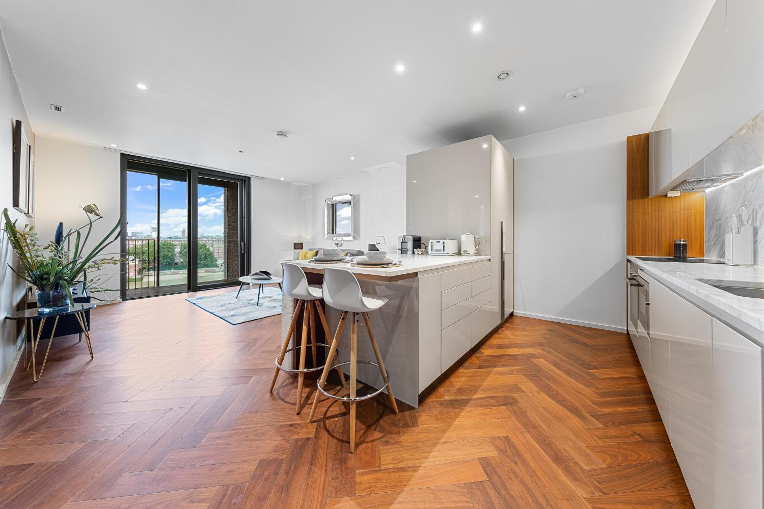 Central London Spectacular riverview two bedroom Luxury designer apartment-AC-Parking-WIFI-2 bathrooms