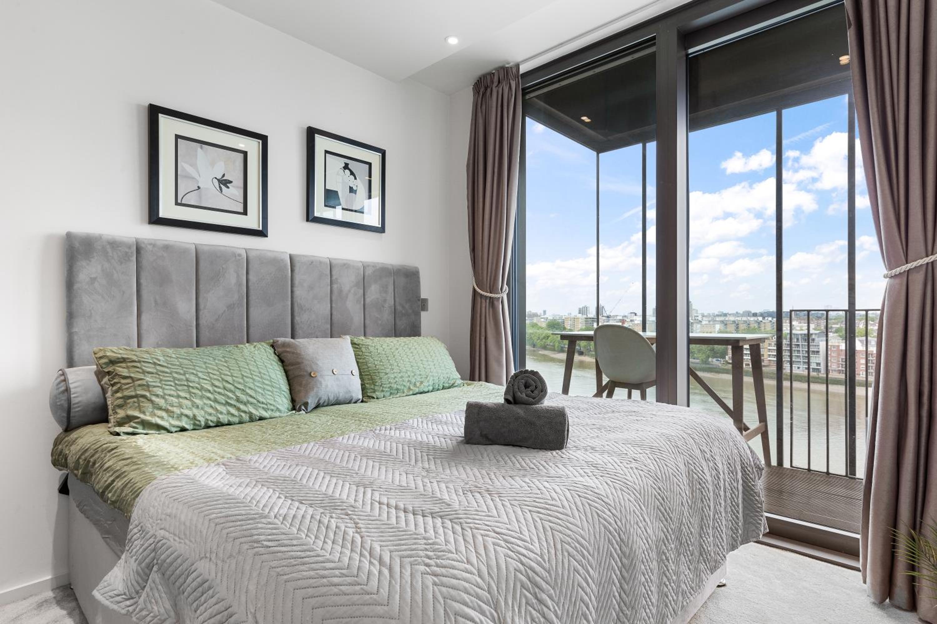Central London Spectacular riverview two bedroom Luxury designer apartment-AC-Parking-WIFI-2 bathrooms