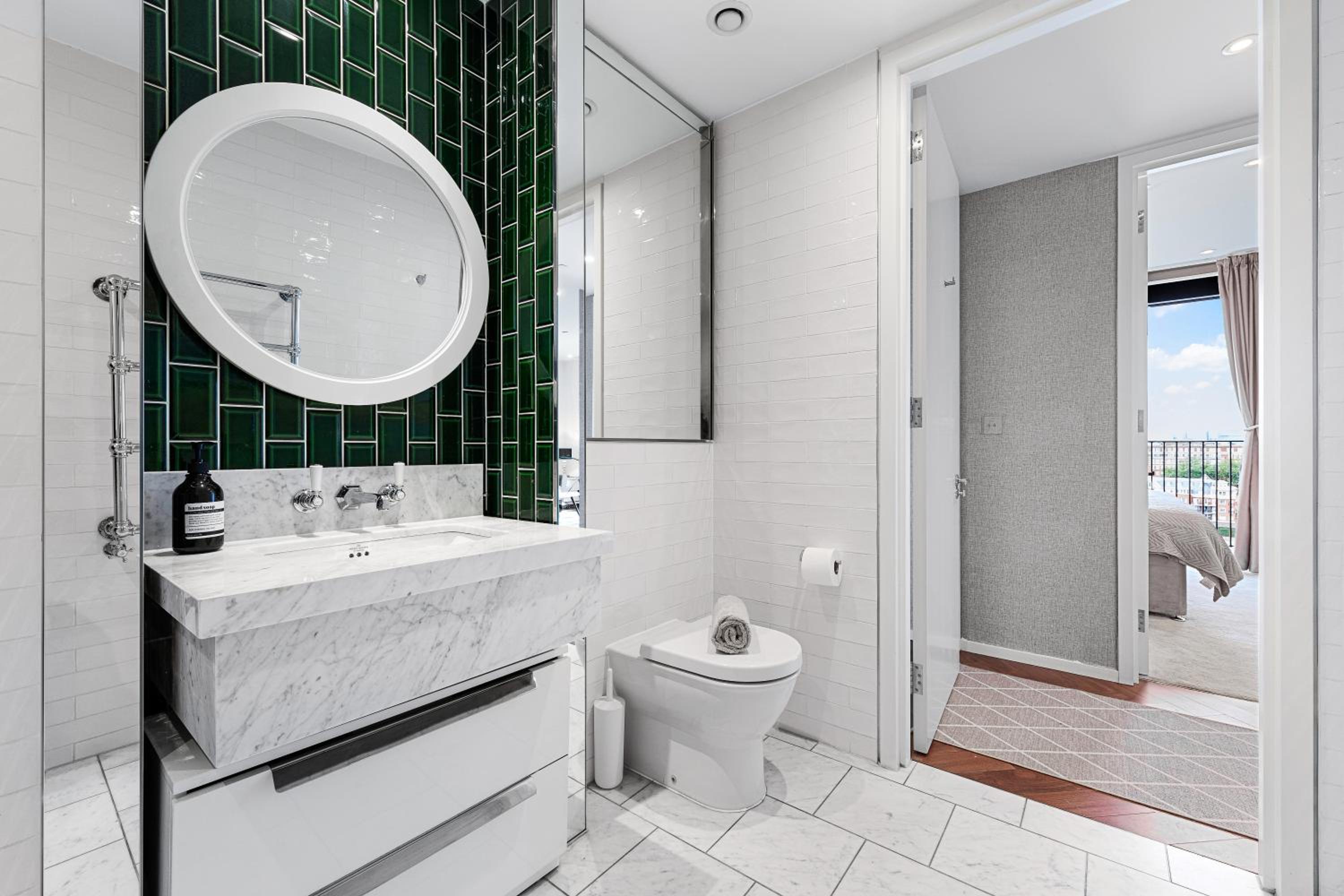 Central London Spectacular riverview two bedroom Luxury designer apartment-AC-Parking-WIFI-2 bathrooms