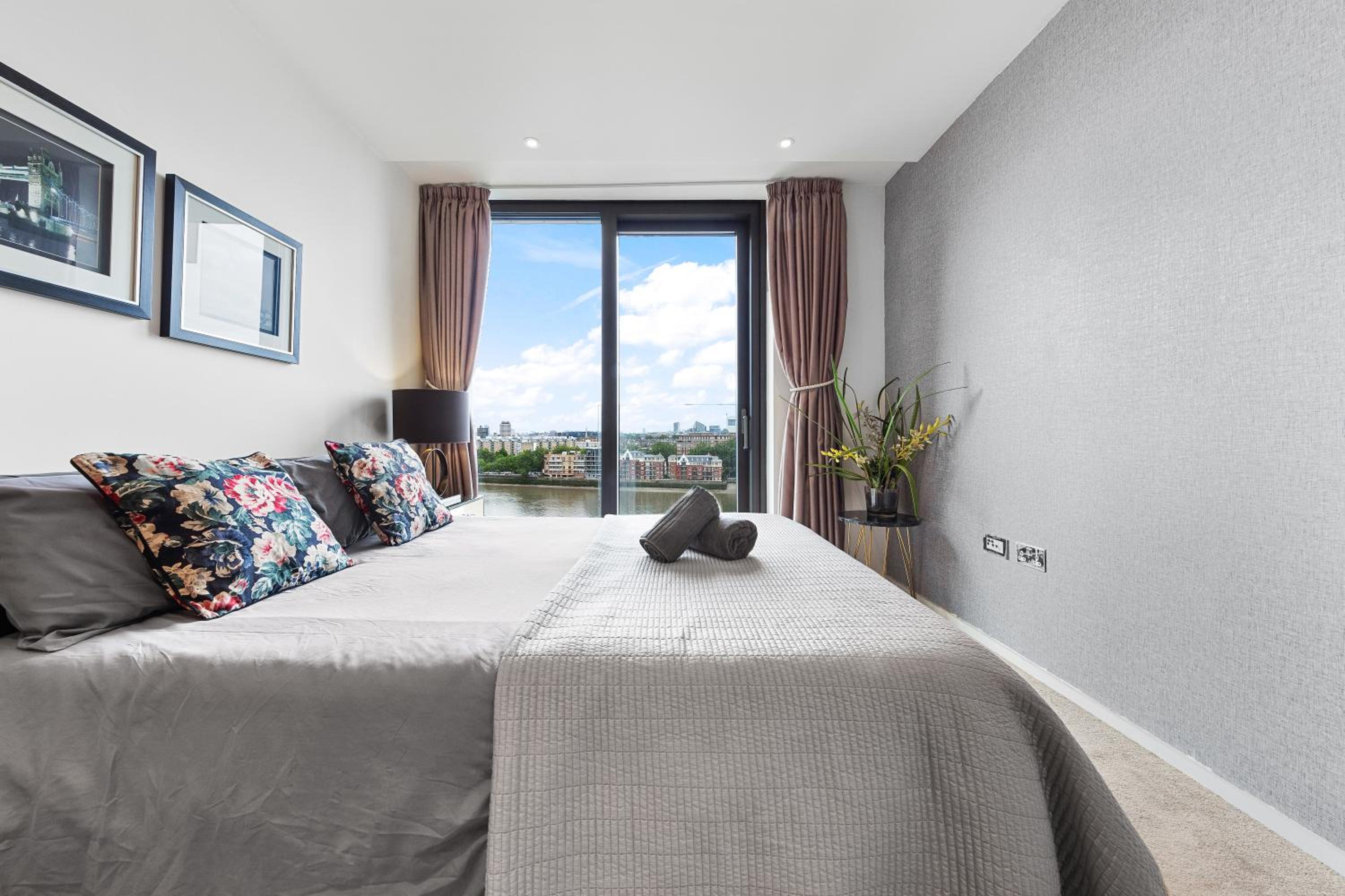 Central London Spectacular riverview two bedroom Luxury designer apartment-AC-Parking-WIFI-2 bathrooms
