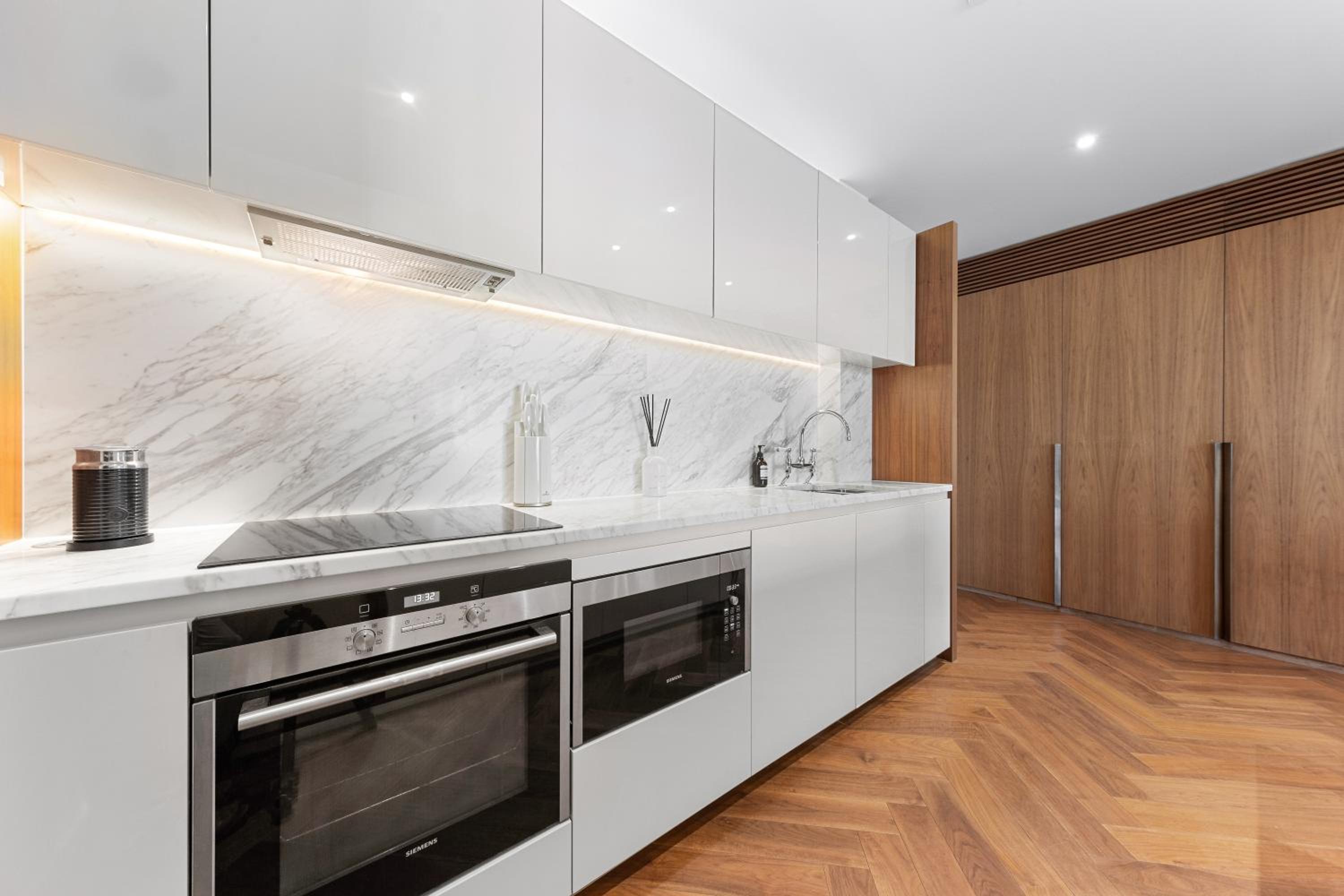 Central London Spectacular riverview two bedroom Luxury designer apartment-AC-Parking-WIFI-2 bathrooms