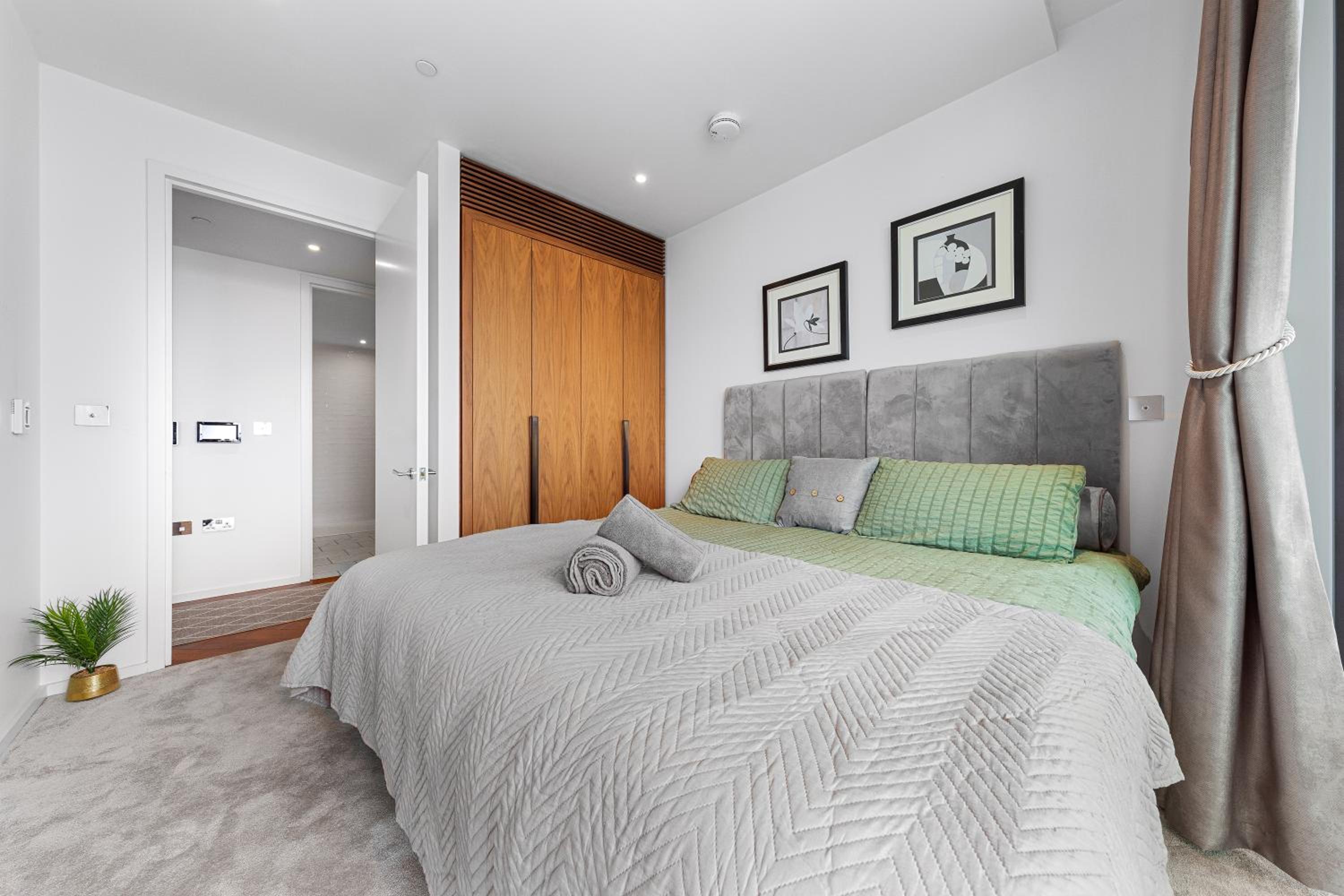Central London Spectacular riverview two bedroom Luxury designer apartment-AC-Parking-WIFI-2 bathrooms