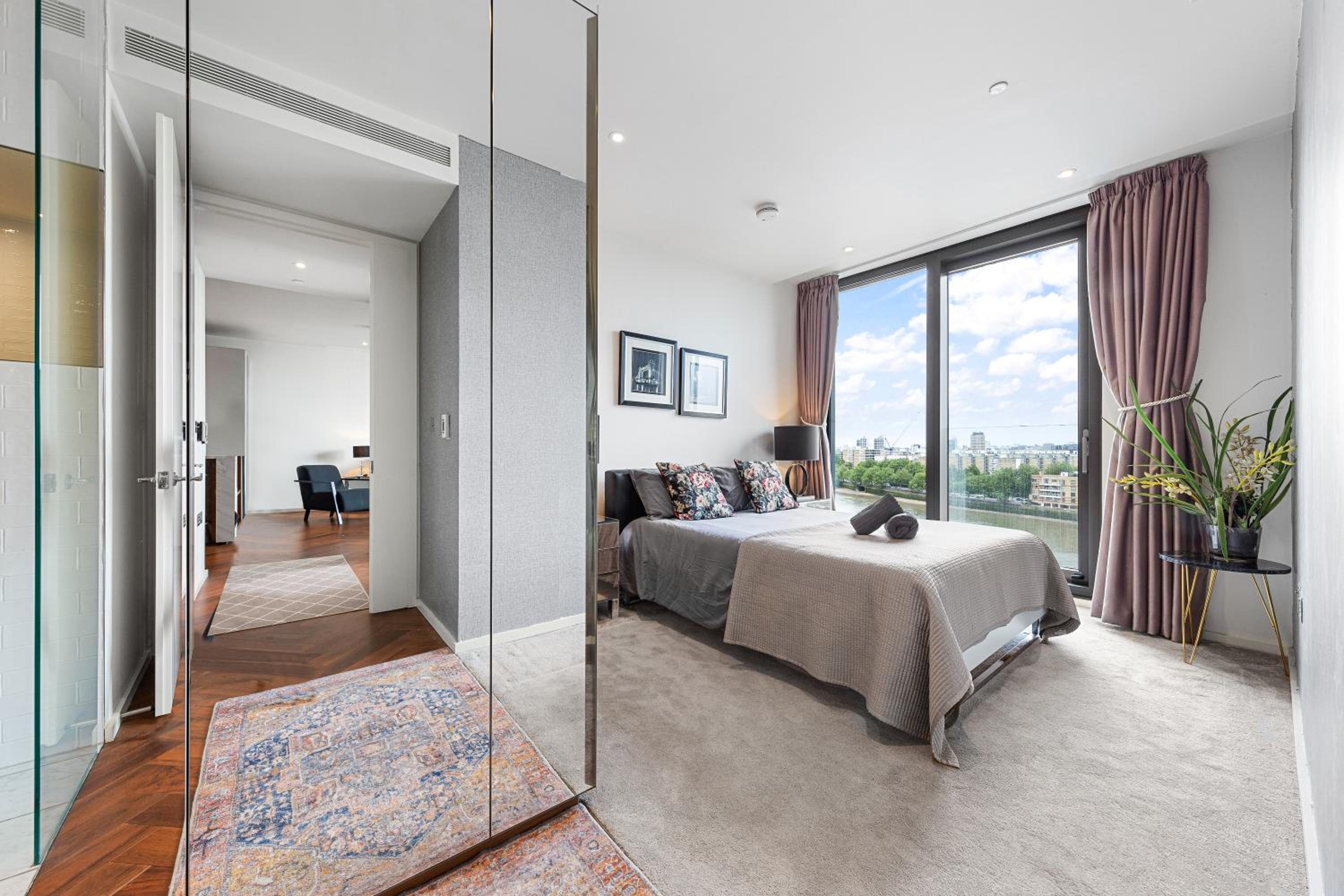 Central London Spectacular riverview two bedroom Luxury designer apartment-AC-Parking-WIFI-2 bathrooms