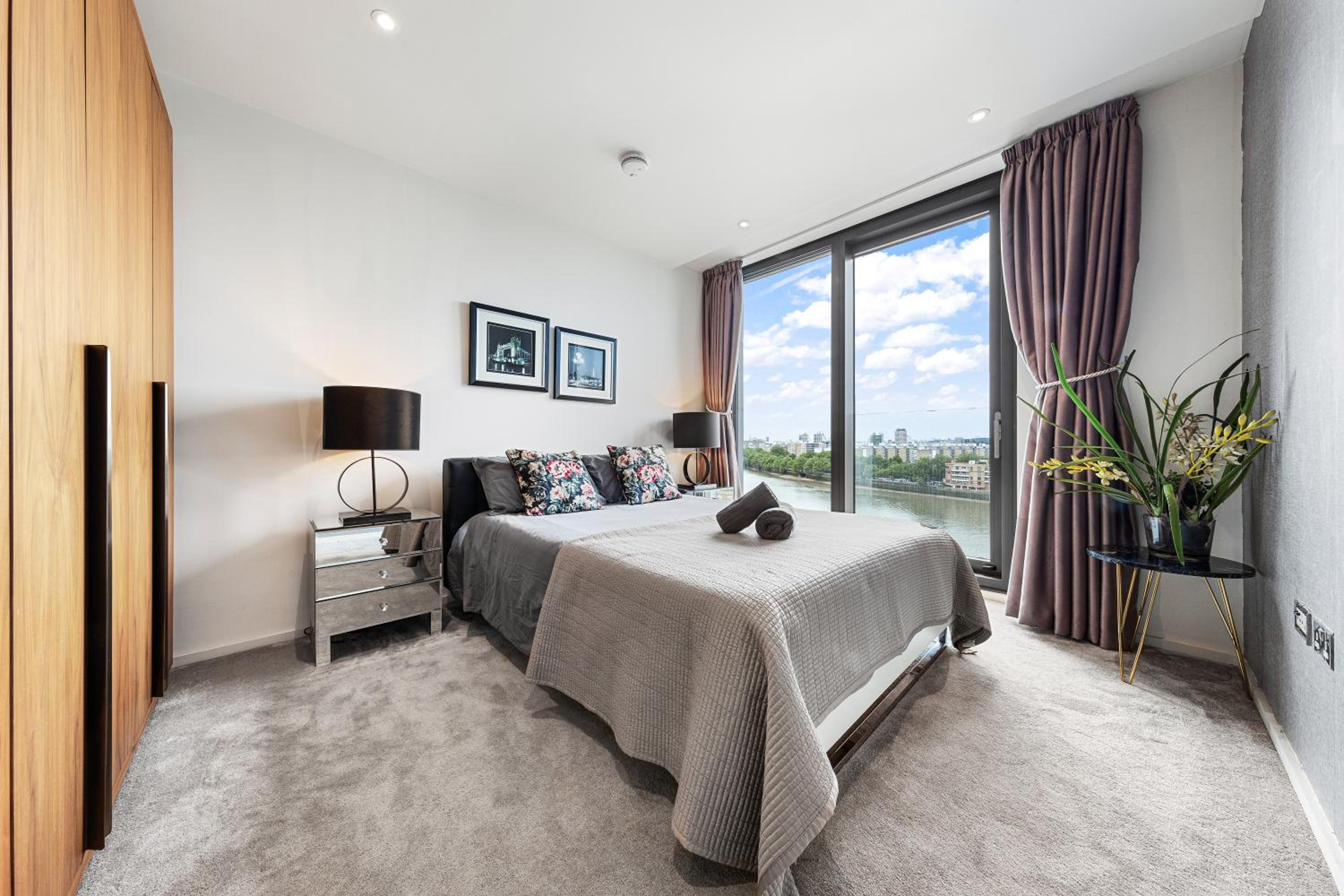 Central London Spectacular riverview two bedroom Luxury designer apartment-AC-Parking-WIFI-2 bathrooms
