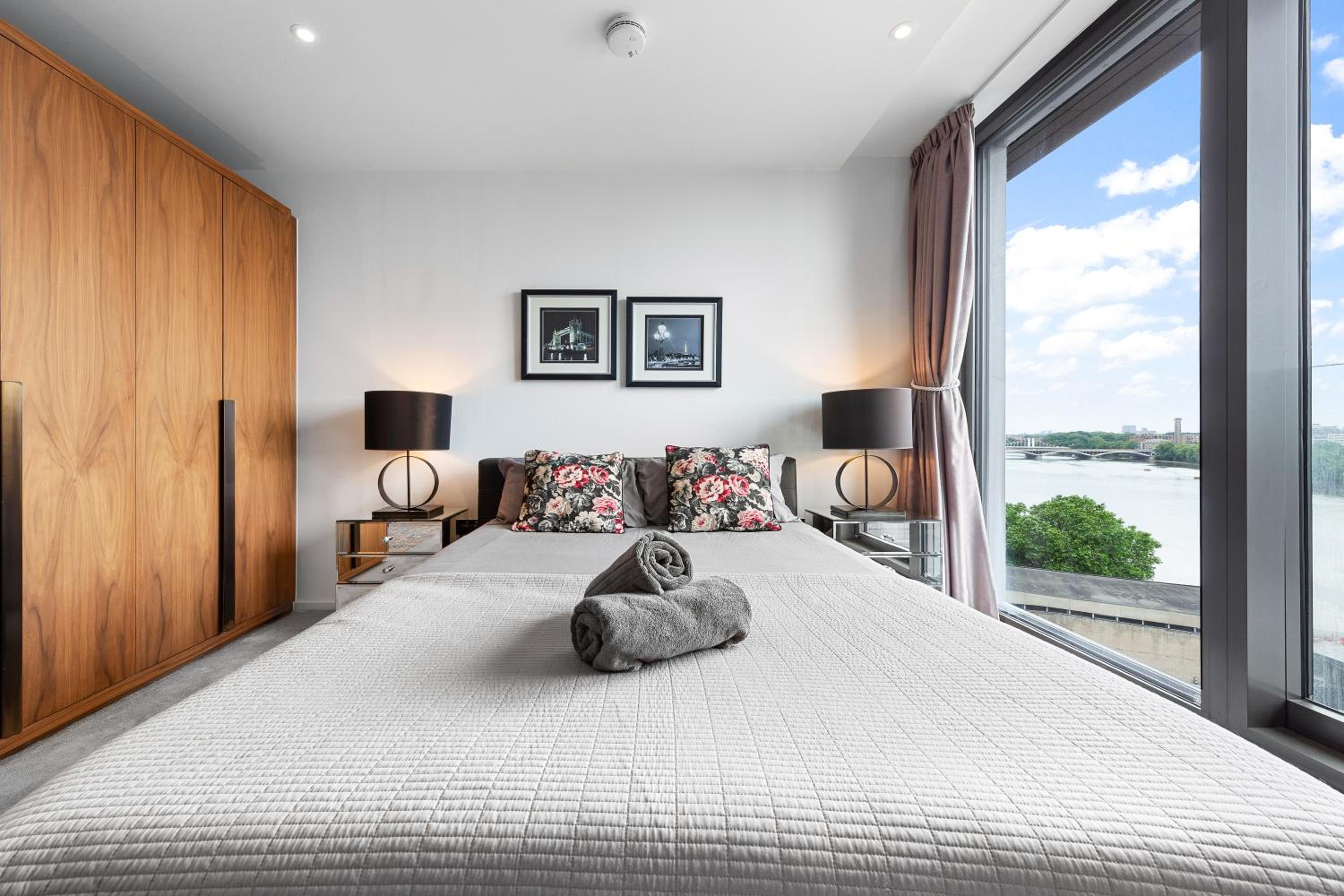Central London Spectacular riverview two bedroom Luxury designer apartment-AC-Parking-WIFI-2 bathrooms