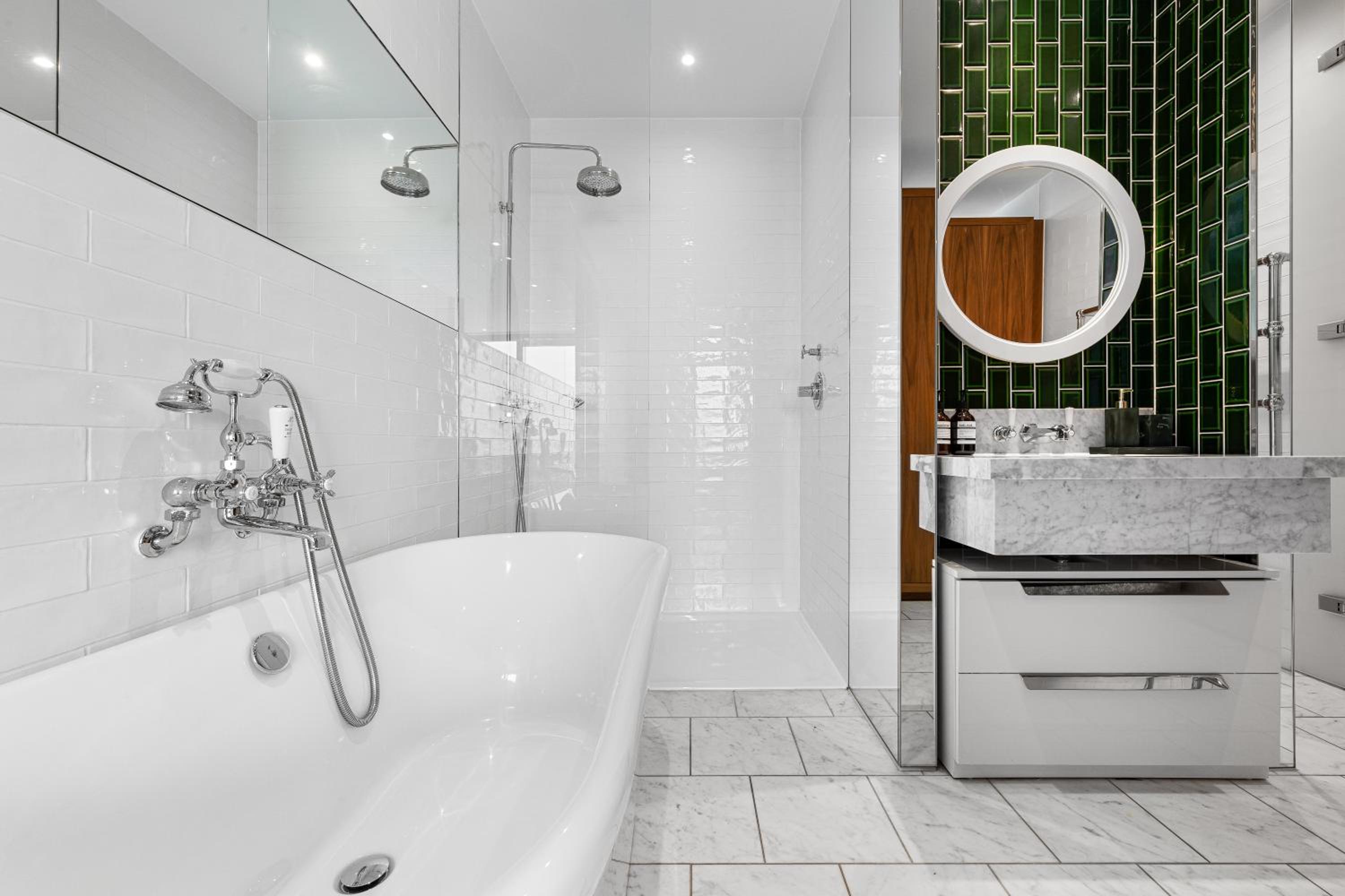Central London Spectacular riverview two bedroom Luxury designer apartment-AC-Parking-WIFI-2 bathrooms