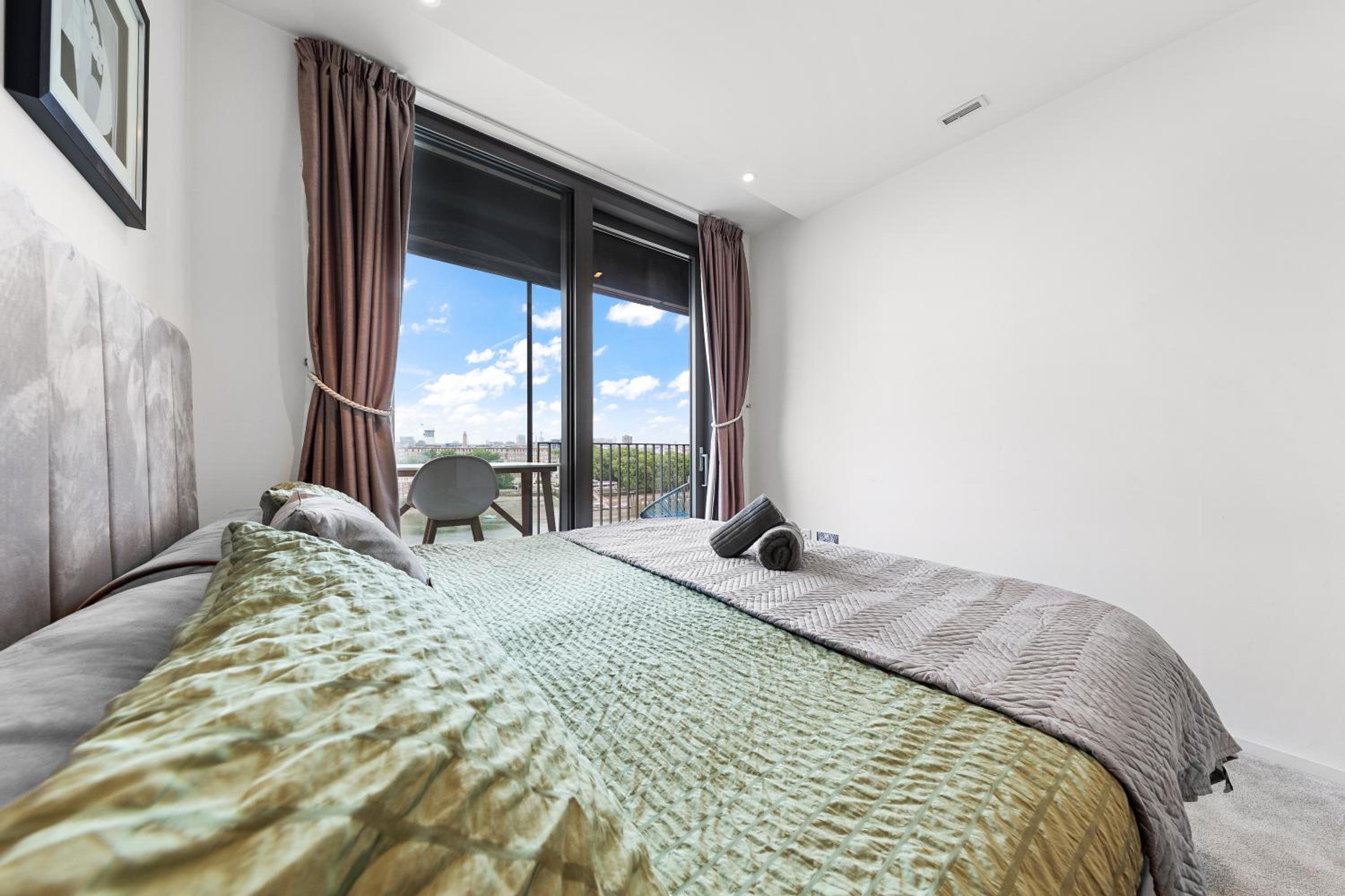 Central London Spectacular riverview two bedroom Luxury designer apartment-AC-Parking-WIFI-2 bathrooms