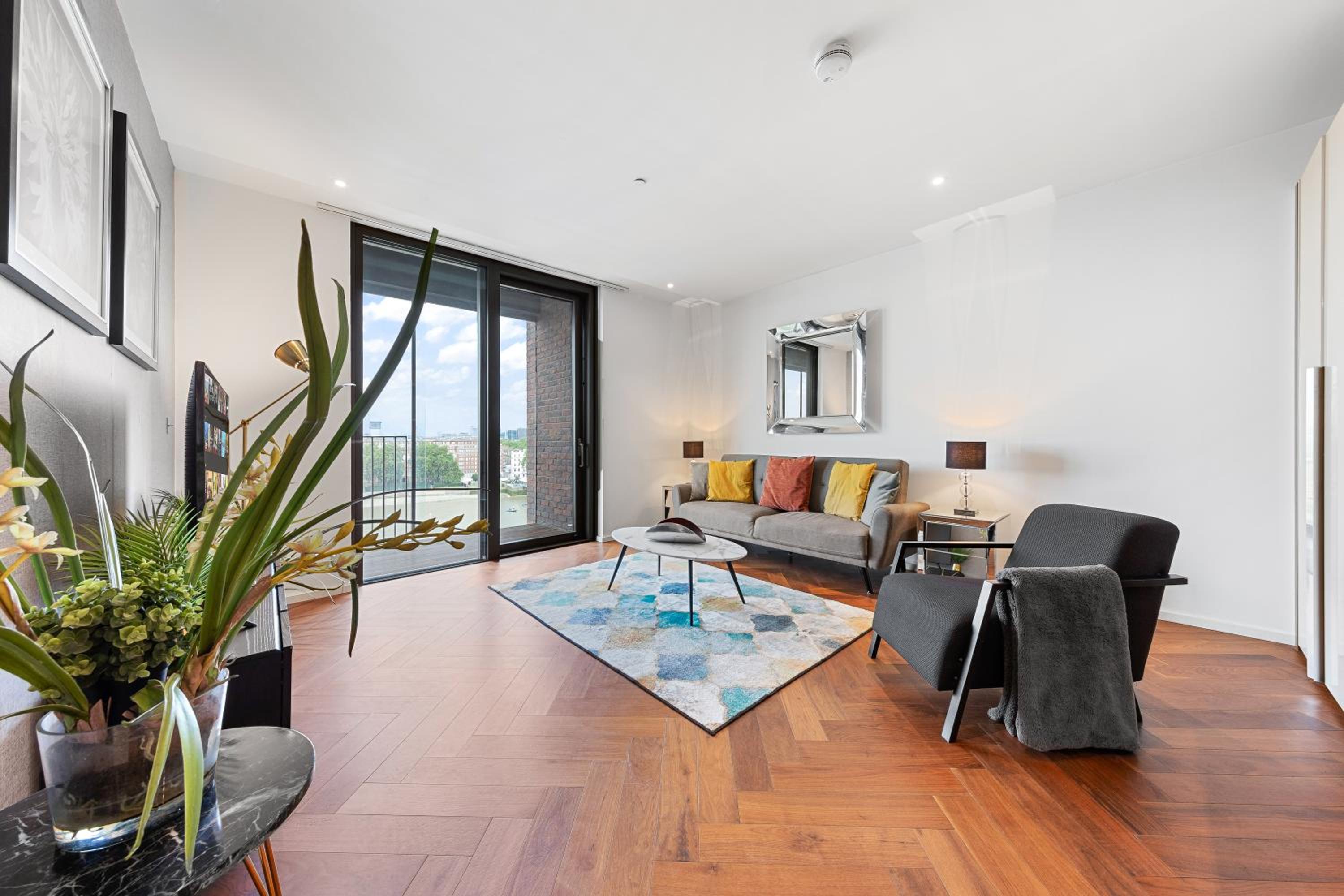 Central London Spectacular riverview two bedroom Luxury designer apartment-AC-Parking-WIFI-2 bathrooms