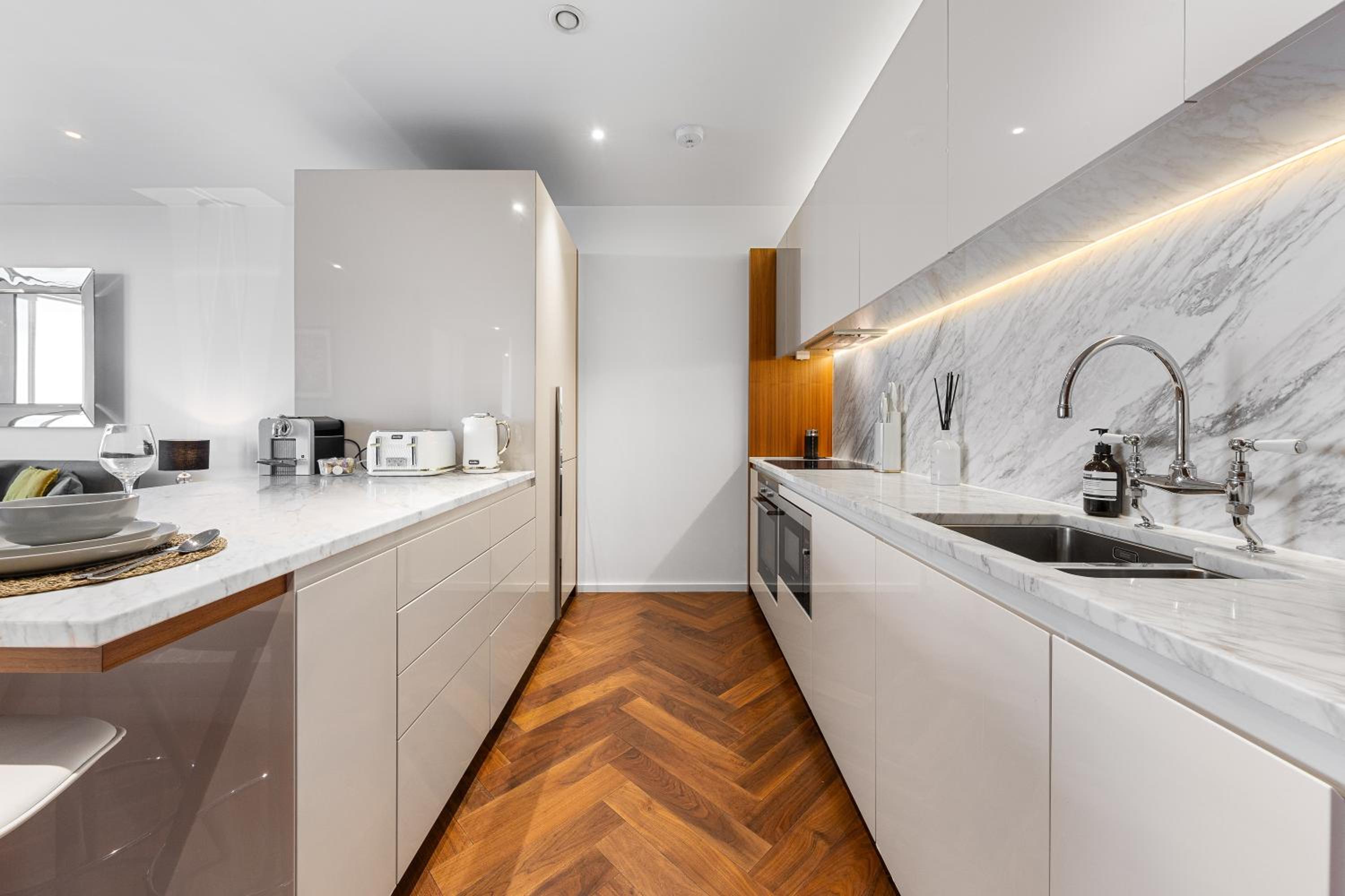 Central London Spectacular riverview two bedroom Luxury designer apartment-AC-Parking-WIFI-2 bathrooms