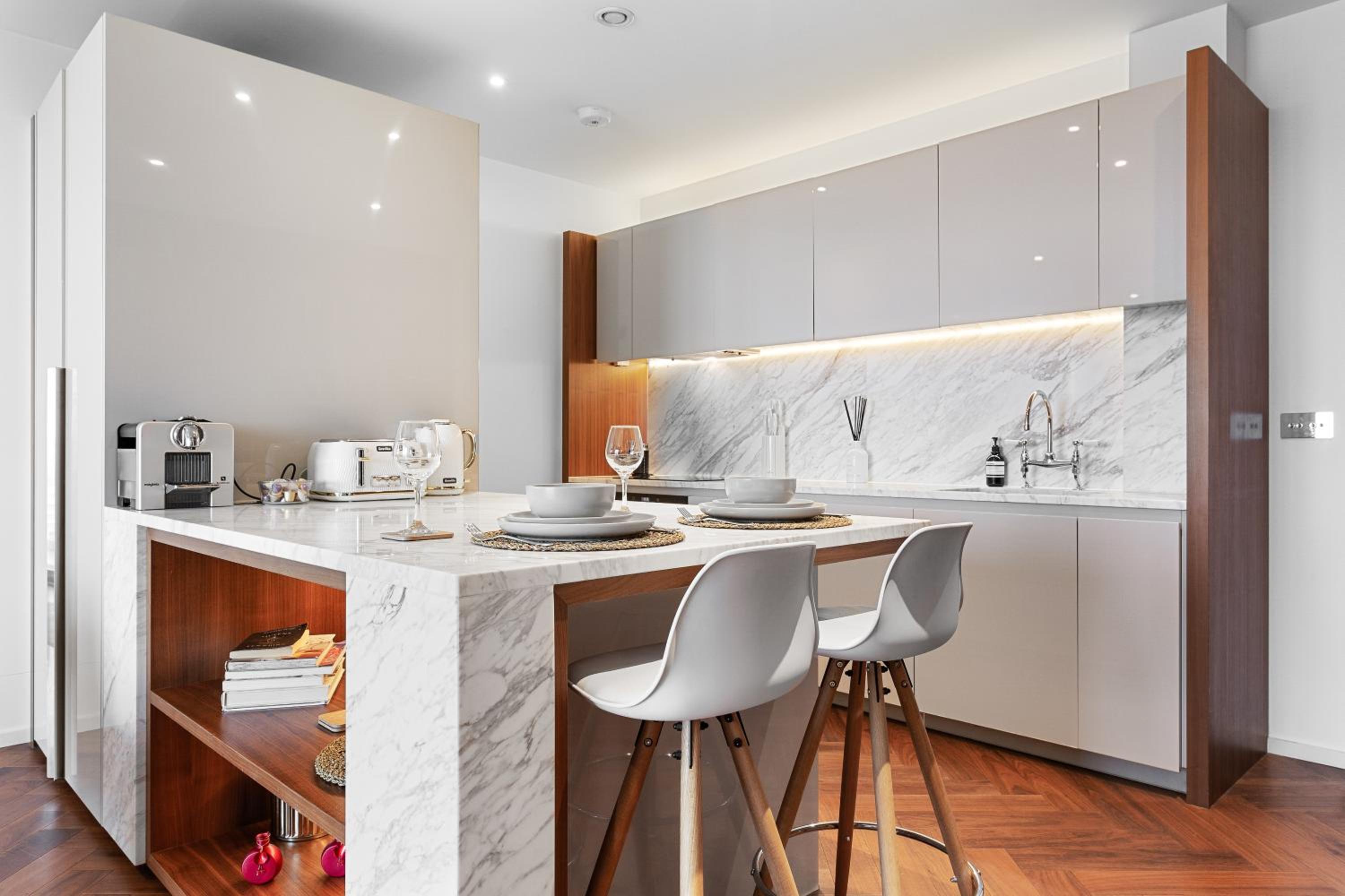 Central London Spectacular riverview two bedroom Luxury designer apartment-AC-Parking-WIFI-2 bathrooms