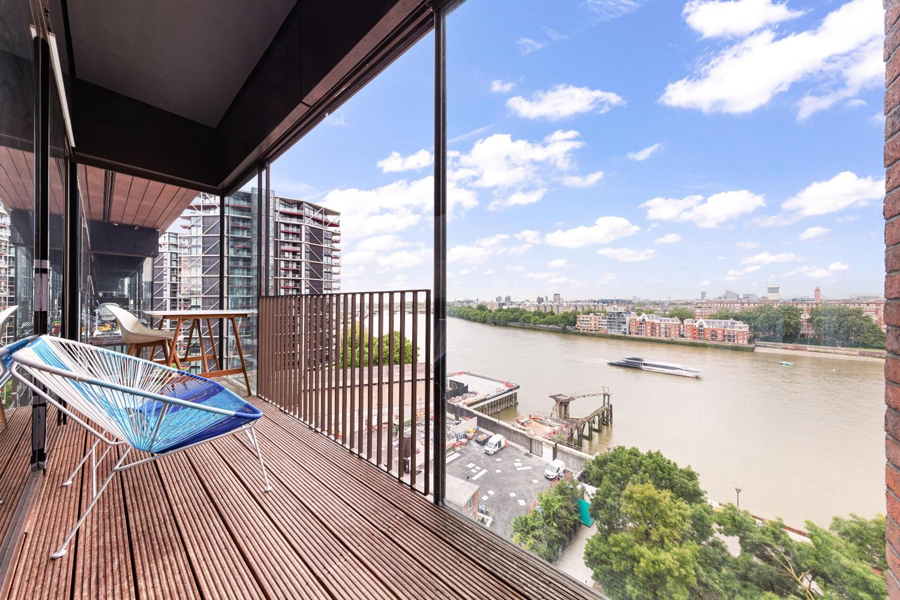 Central London Spectacular riverview two bedroom Luxury designer apartment-AC-Parking-WIFI-2 bathrooms