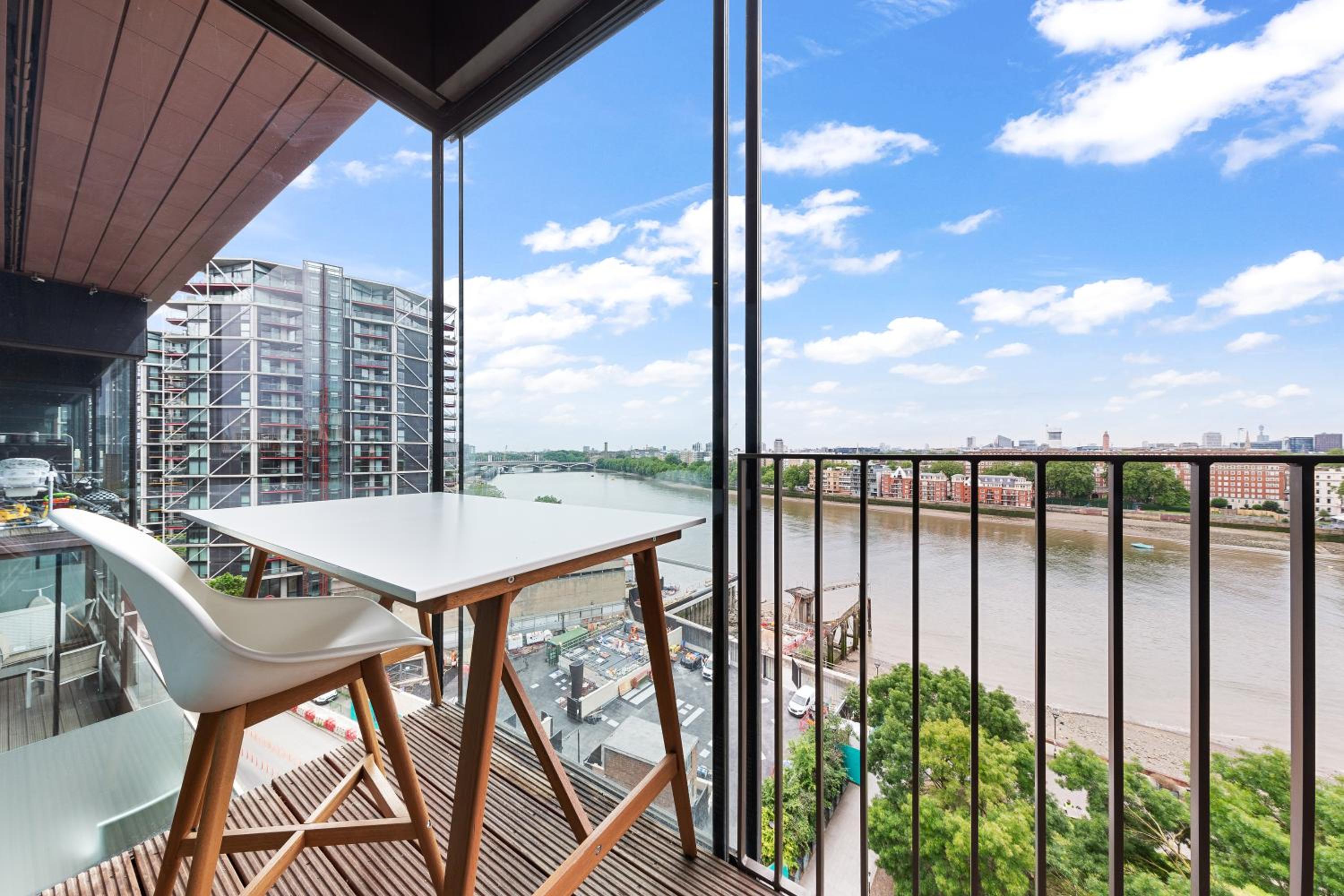 Central London Spectacular riverview two bedroom Luxury designer apartment-AC-Parking-WIFI-2 bathrooms