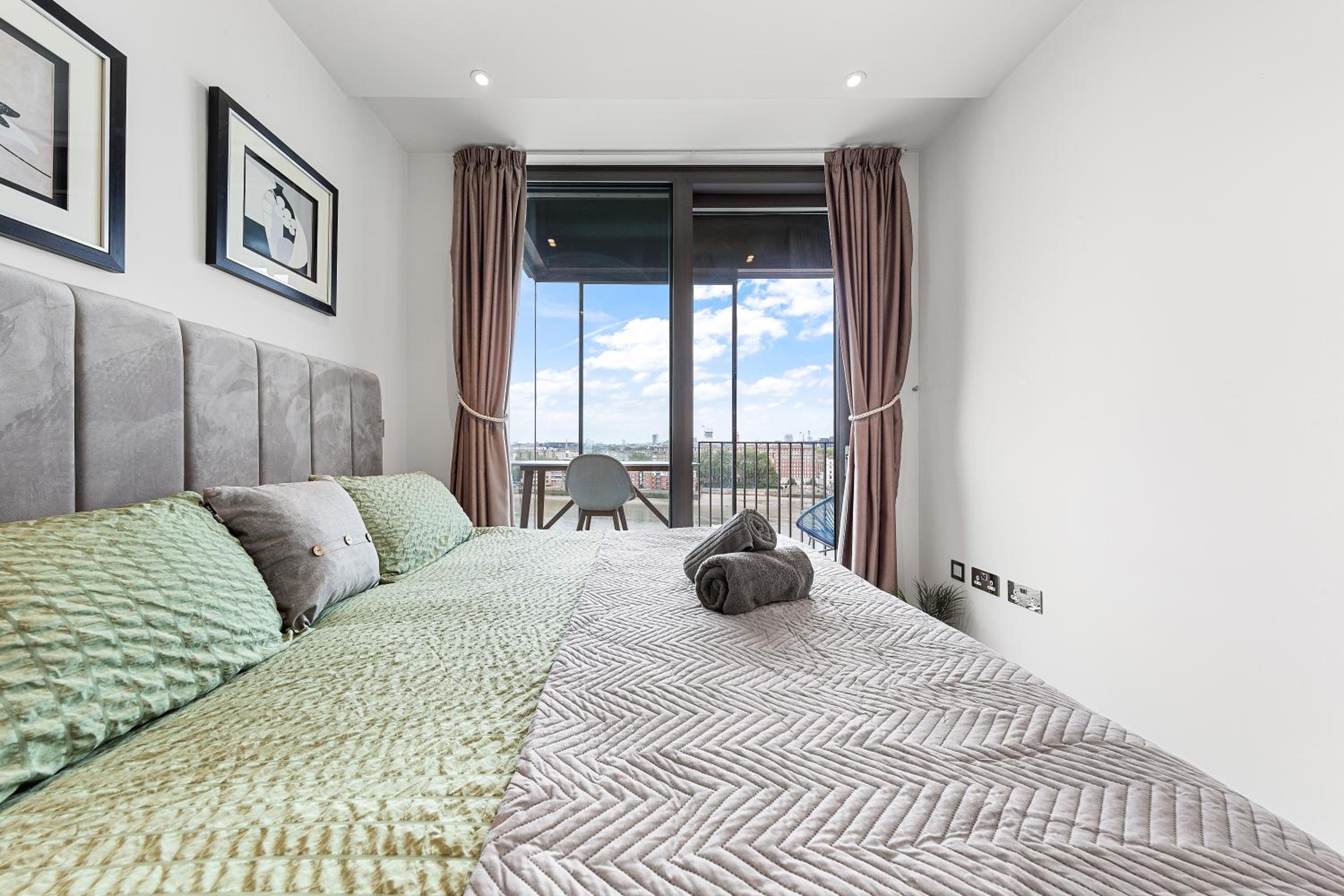 Central London Spectacular riverview two bedroom Luxury designer apartment-AC-Parking-WIFI-2 bathrooms