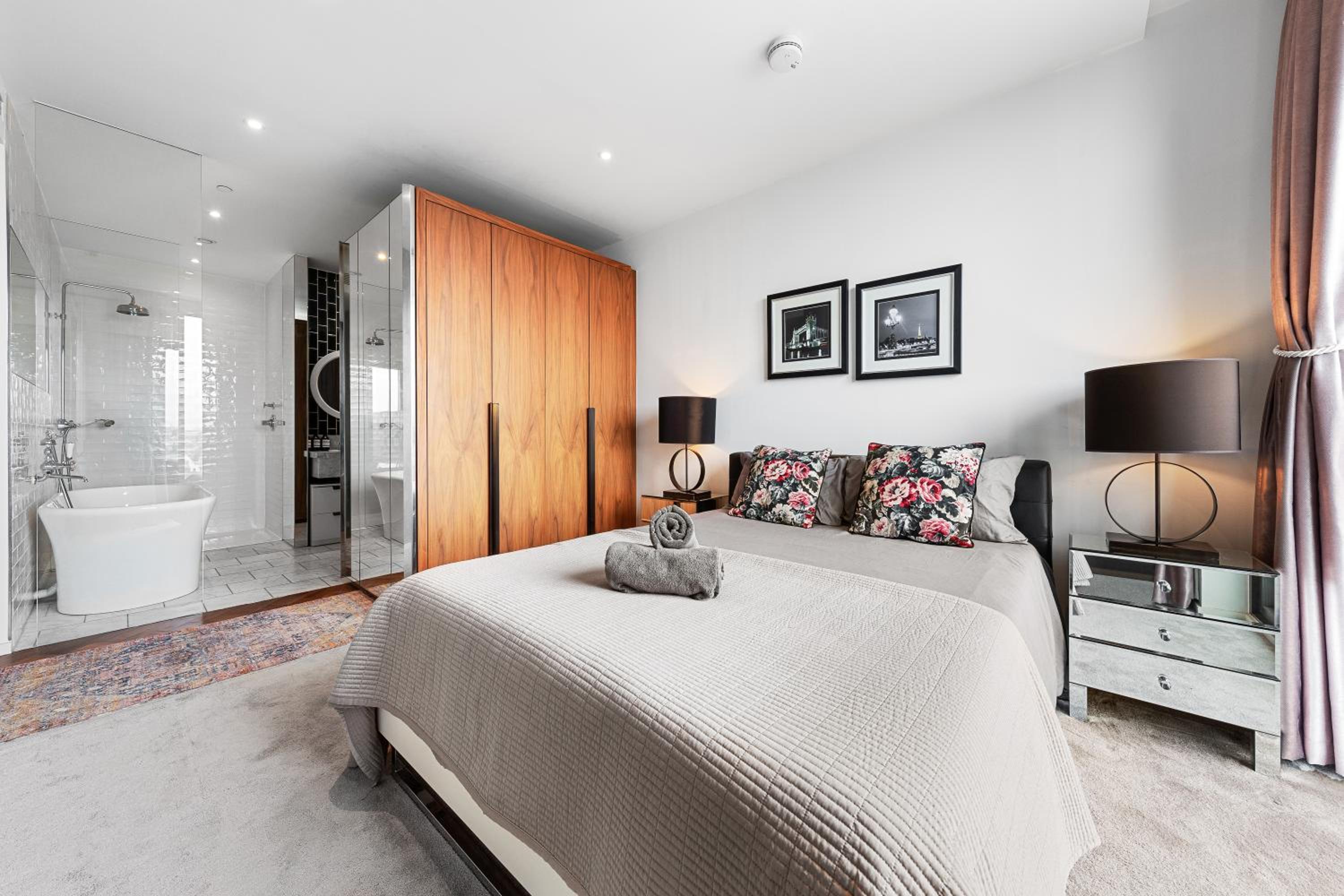 Central London Spectacular riverview two bedroom Luxury designer apartment-AC-Parking-WIFI-2 bathrooms