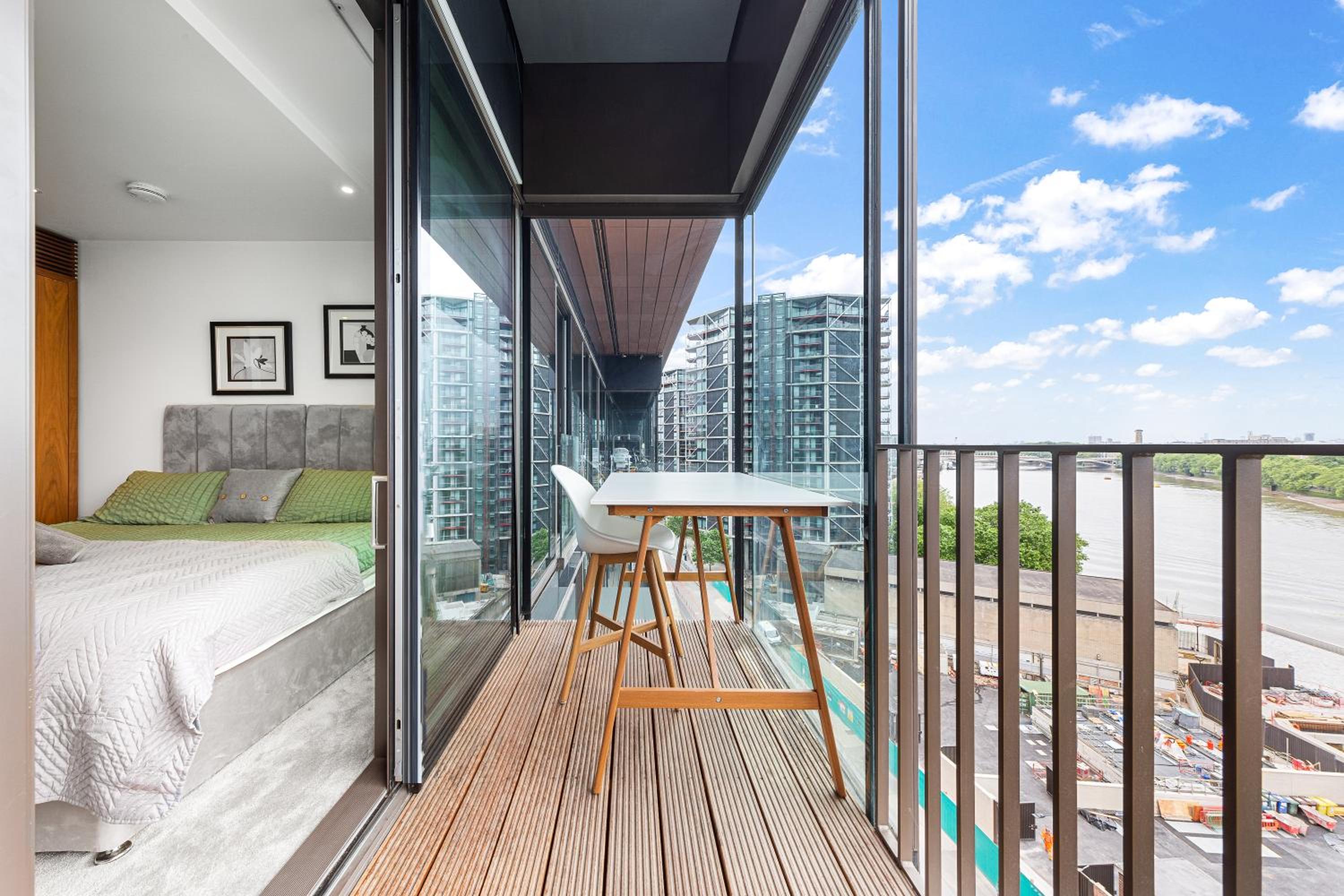 Central London Spectacular riverview two bedroom Luxury designer apartment-AC-Parking-WIFI-2 bathrooms