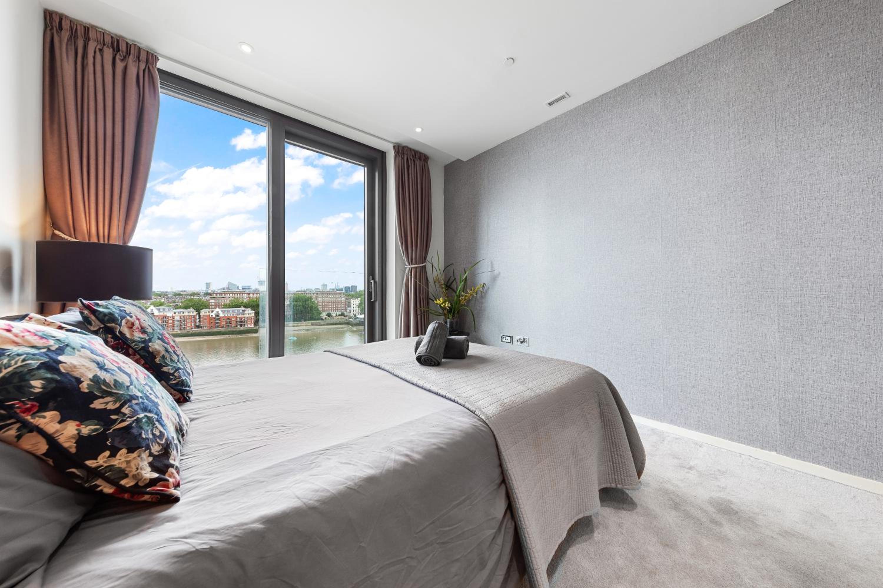 Central London Spectacular riverview two bedroom Luxury designer apartment-AC-Parking-WIFI-2 bathrooms