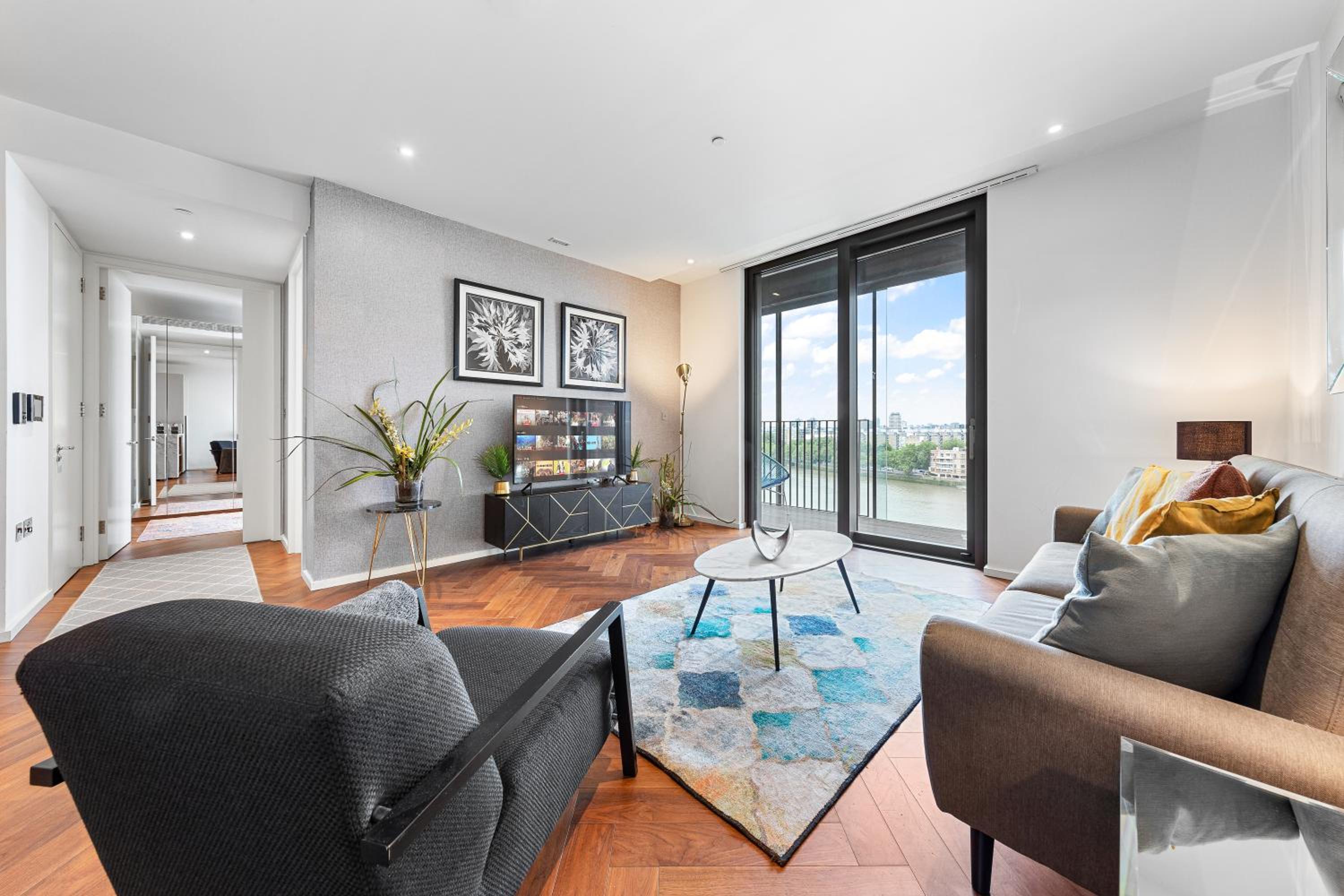 Central London Spectacular riverview two bedroom Luxury designer apartment-AC-Parking-WIFI-2 bathrooms