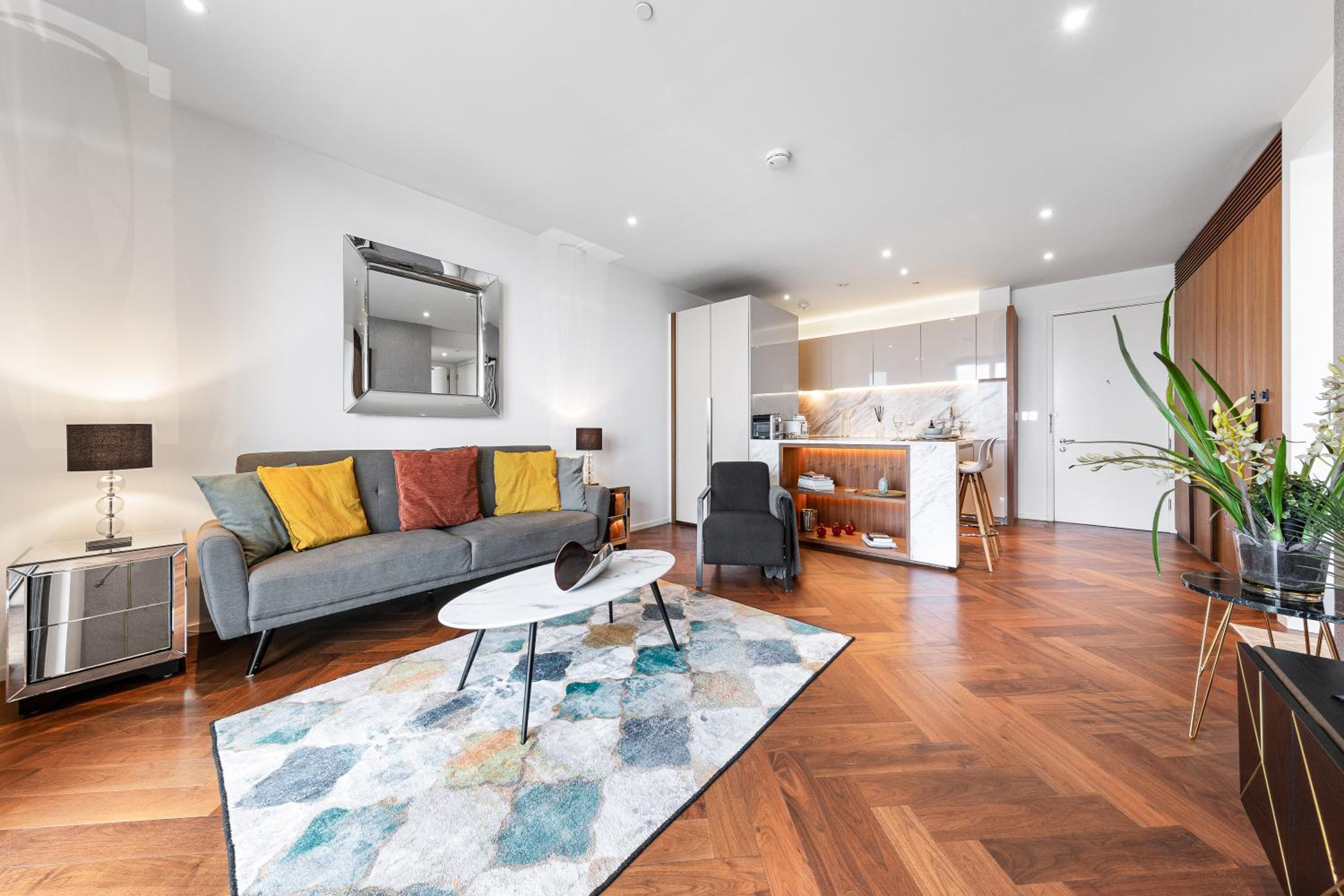 Central London Spectacular riverview two bedroom Luxury designer apartment-AC-Parking-WIFI-2 bathrooms