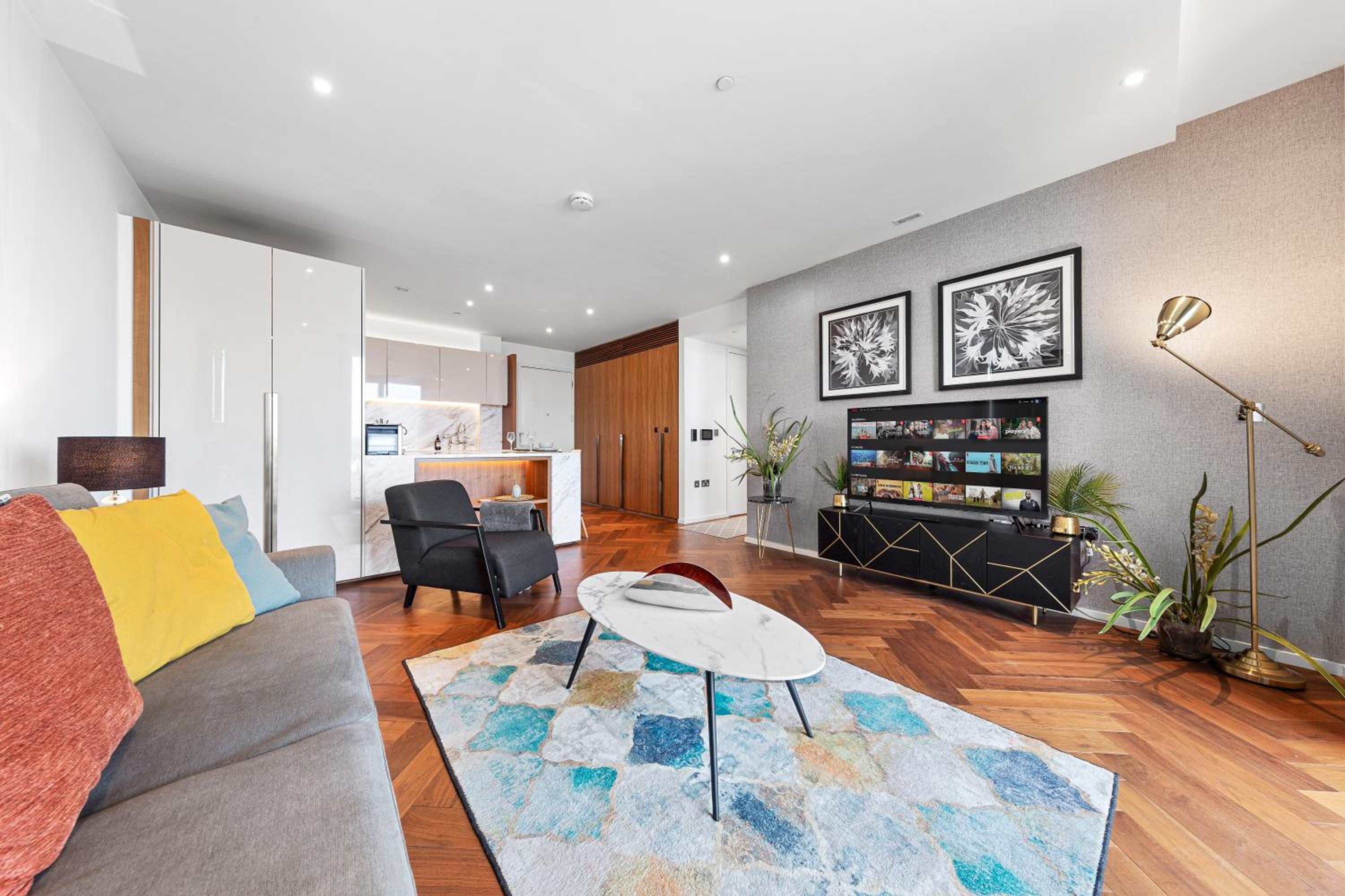 Central London Spectacular riverview two bedroom Luxury designer apartment-AC-Parking-WIFI-2 bathrooms