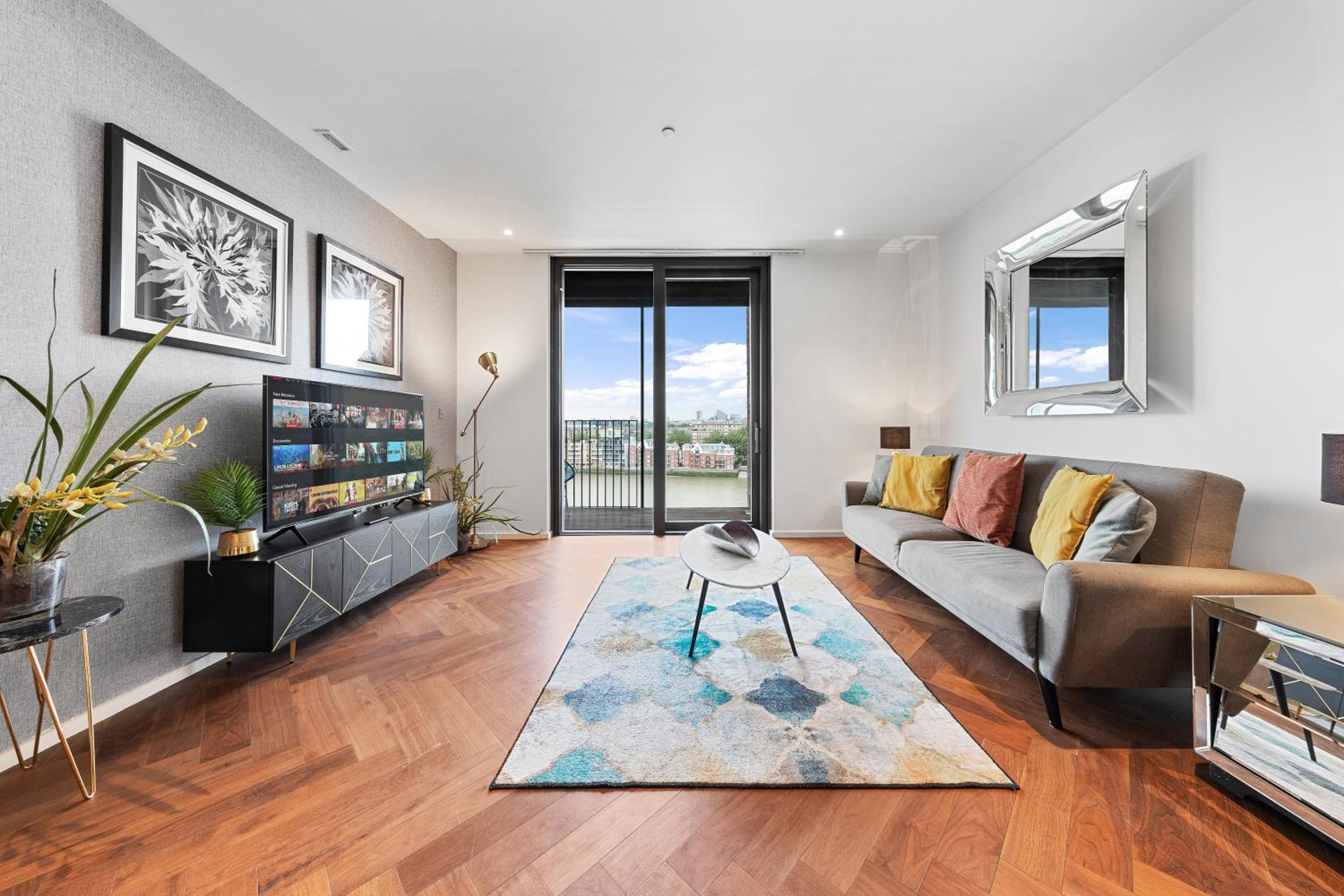 Central London Spectacular riverview two bedroom Luxury designer apartment-AC-Parking-WIFI-2 bathrooms