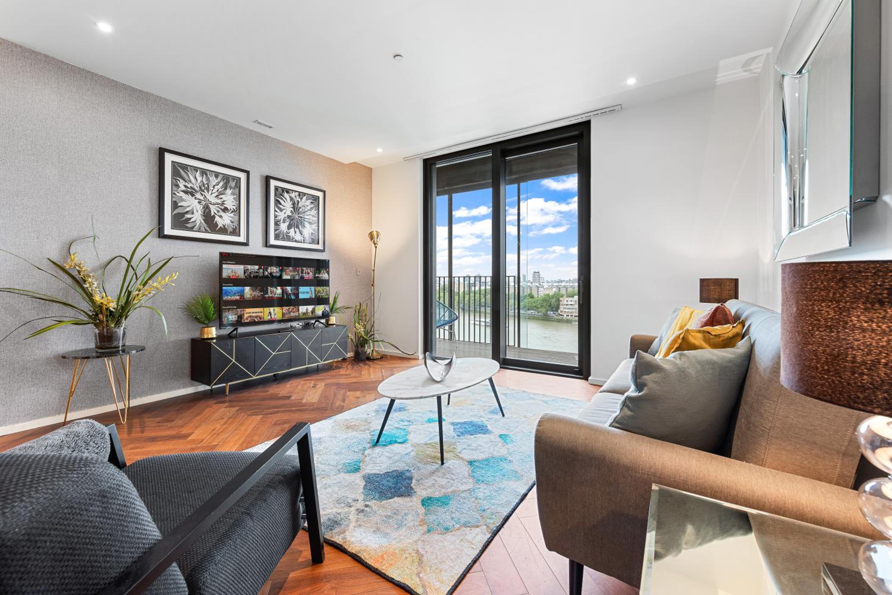 Central London Spectacular riverview two bedroom Luxury designer apartment-AC-Parking-WIFI-2 bathrooms
