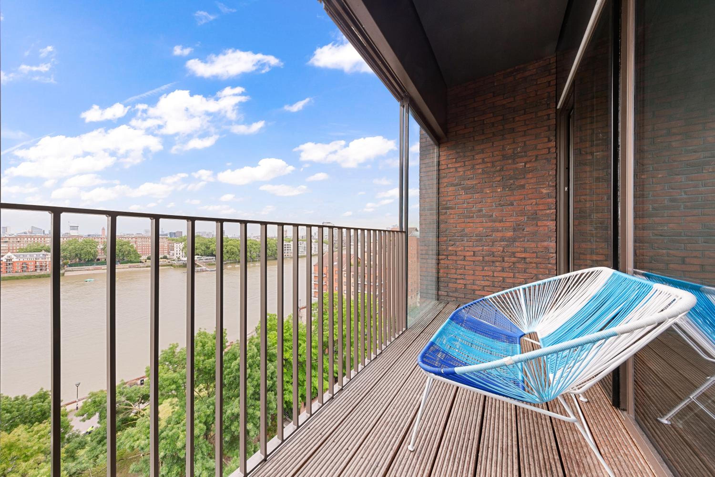 Central London Spectacular riverview two bedroom Luxury designer apartment-AC-Parking-WIFI-2 bathrooms