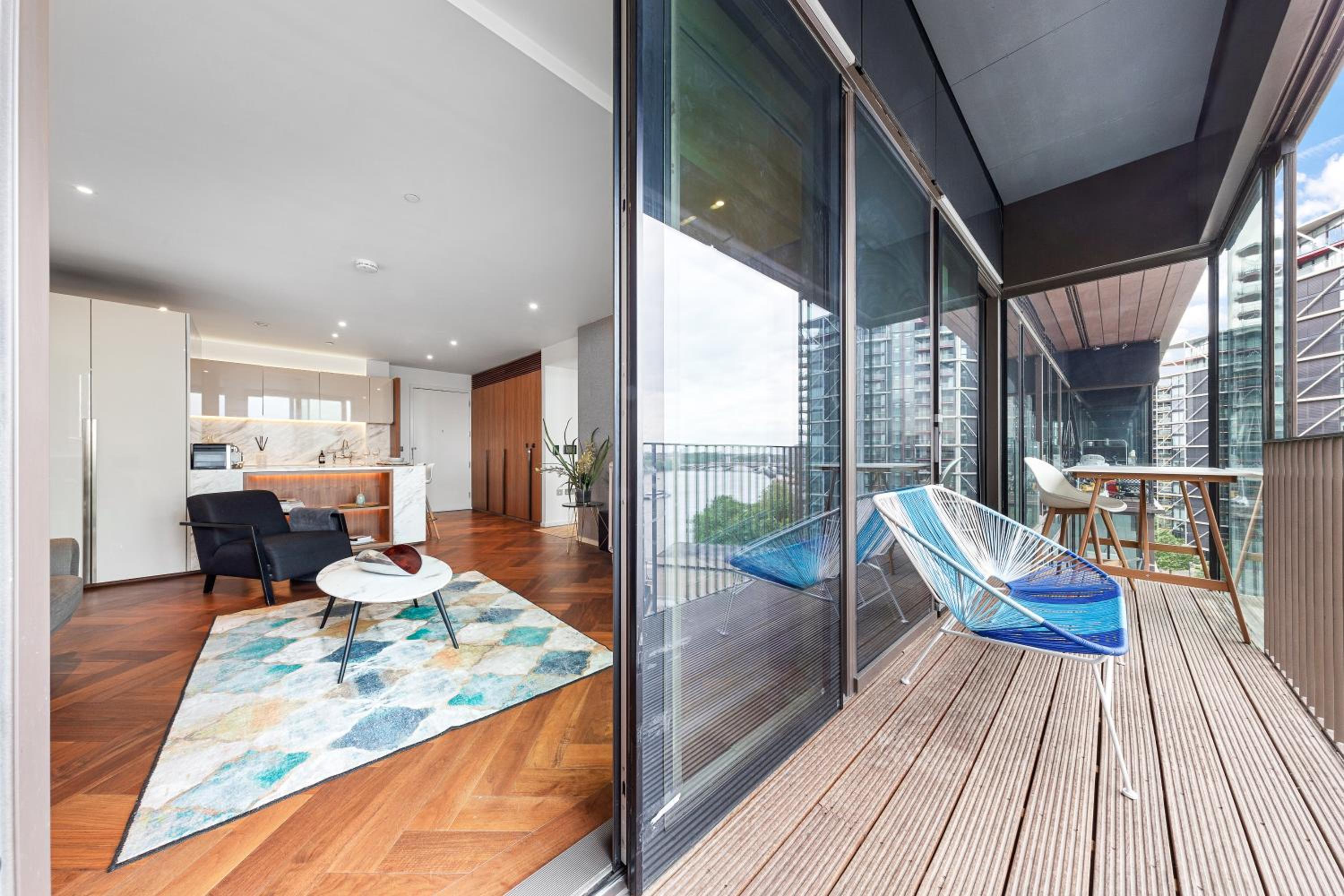 Central London Spectacular riverview two bedroom Luxury designer apartment-AC-Parking-WIFI-2 bathrooms