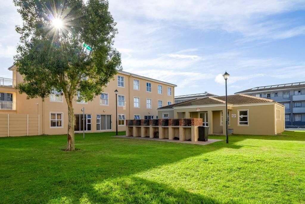 Family-Friendly 2BR Near Airport Sleeps Groups Wifi Free Parking